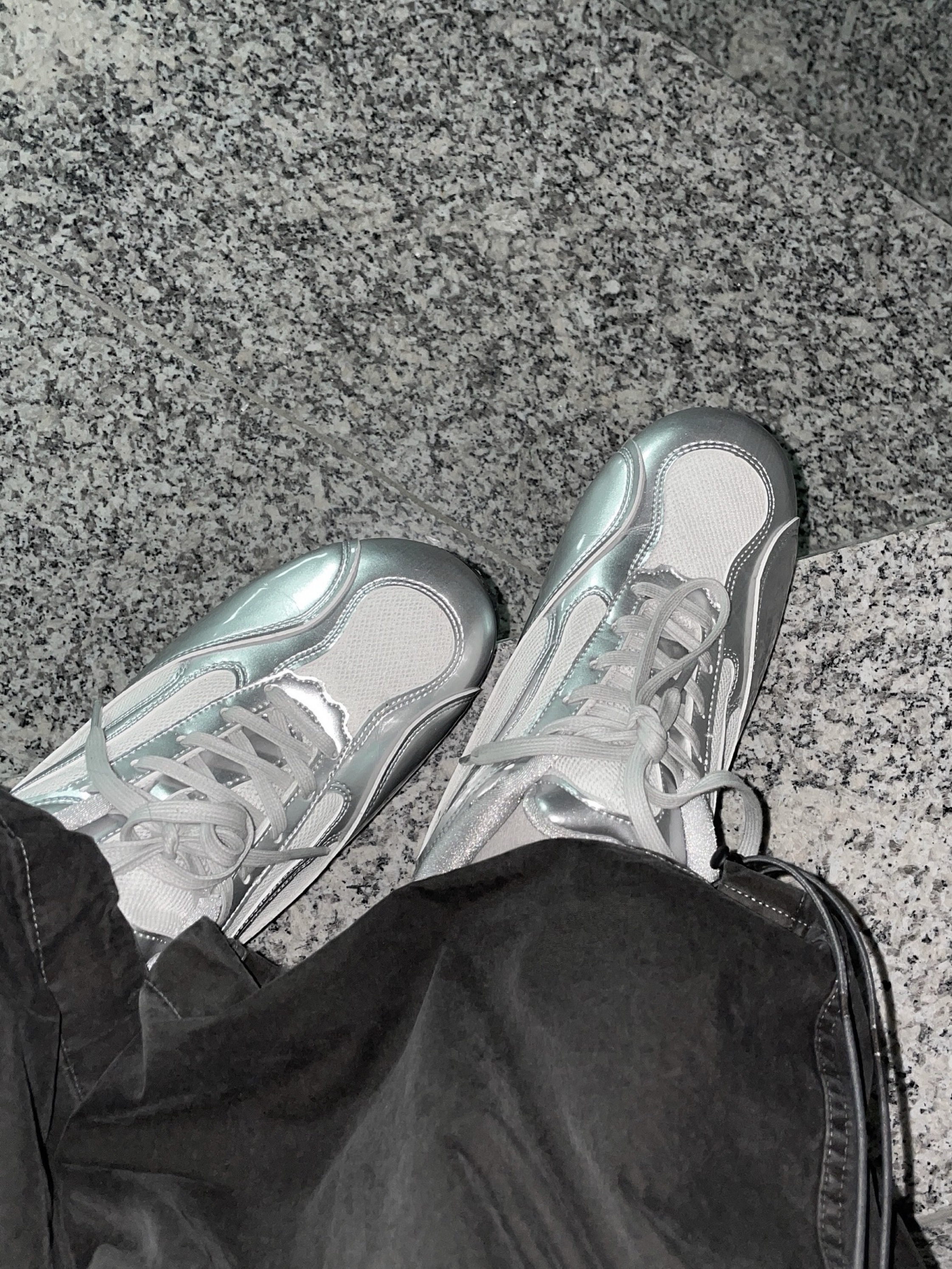 COREOFALCHEMY Runner Challenger Street Shoes Silver 착용 스타일 - 3