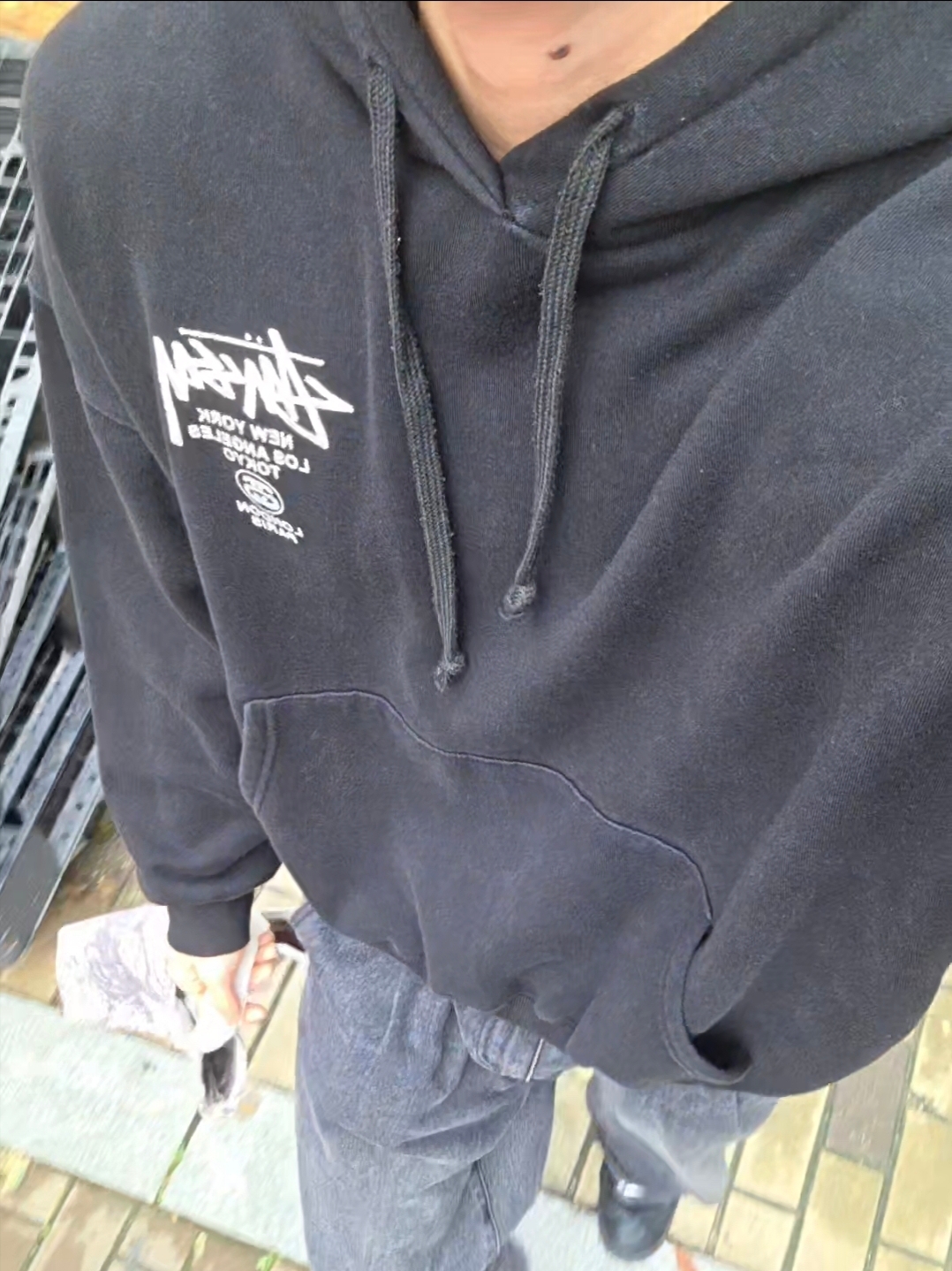 Stussy World Tour Hoodie Black 2023, Nike x Supreme Air Force 1 Low Black 착용 스타일 - 1