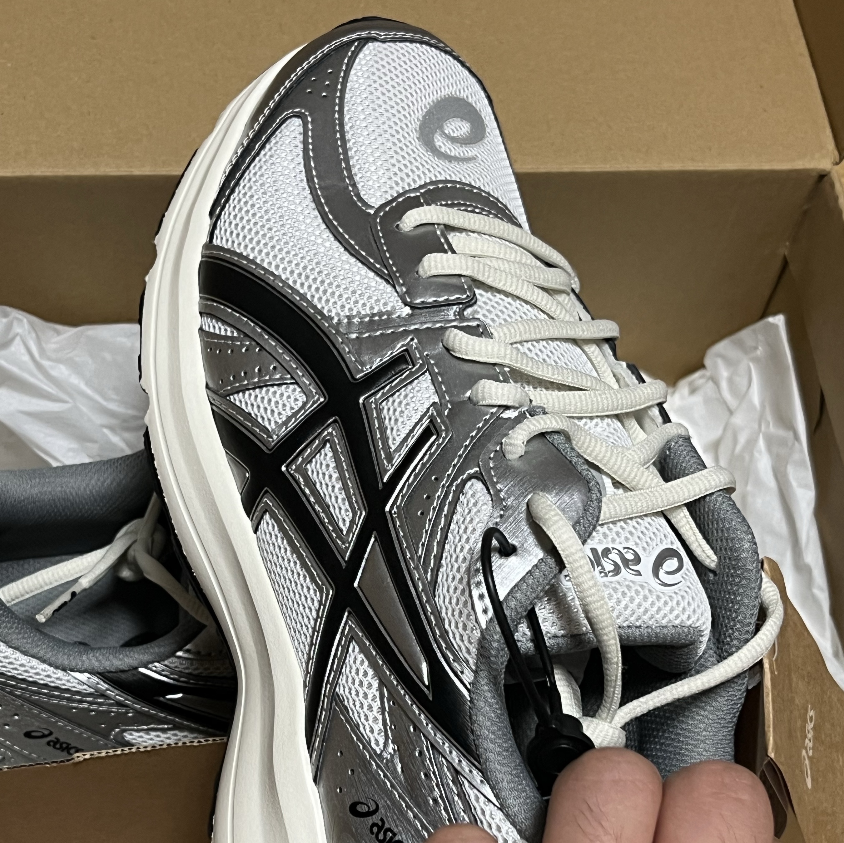 Asics Jog 100 S White Black - 2E Wide 착용 스타일 - 5