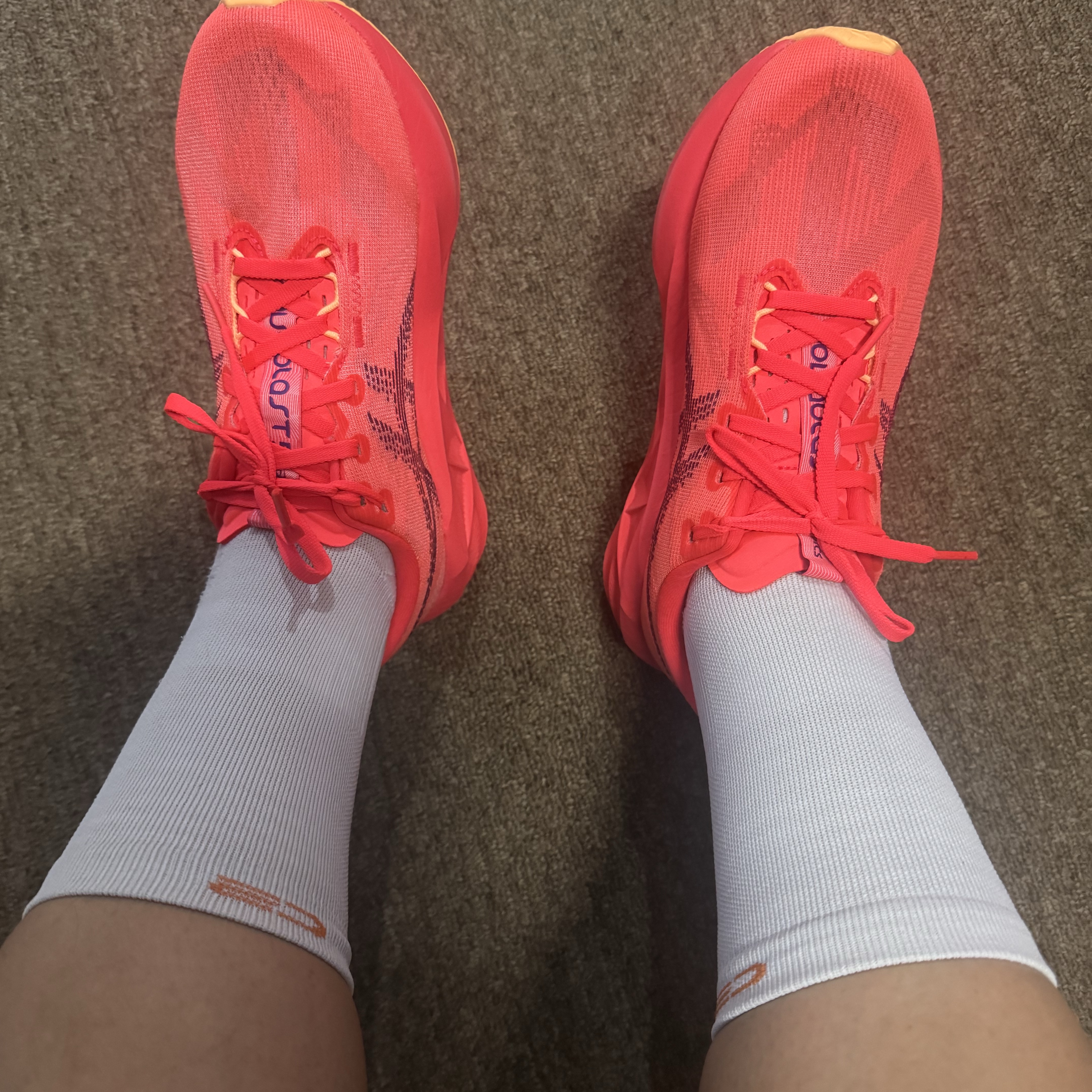 (W) Asics Novablast 5 Flash Red Edo Purple 착용 스타일