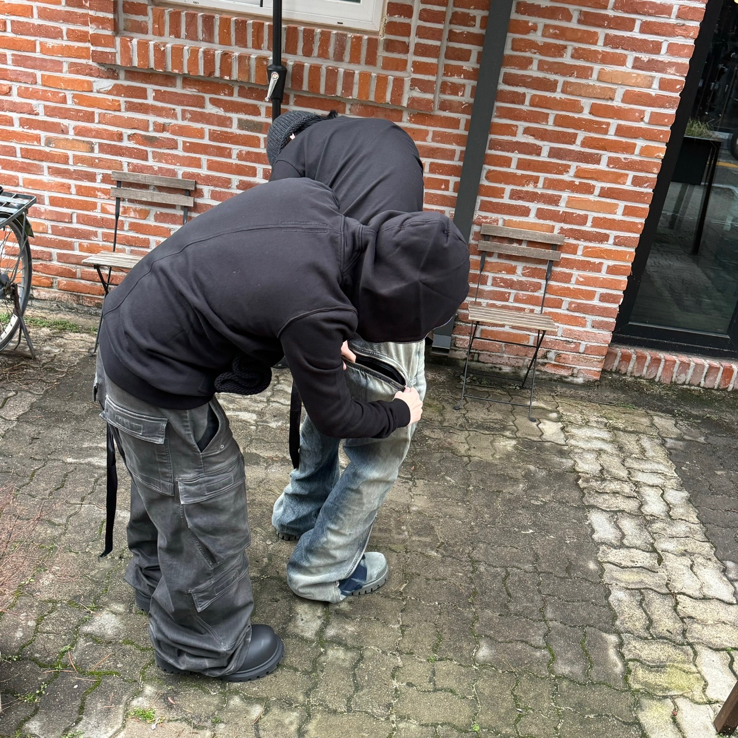 Rick Owens Drkshdw Bolan Banana Jeans Mineral Pearl Degrade, Balenciaga XL Army Boots Full Eva Black 착용 스타일 - 2