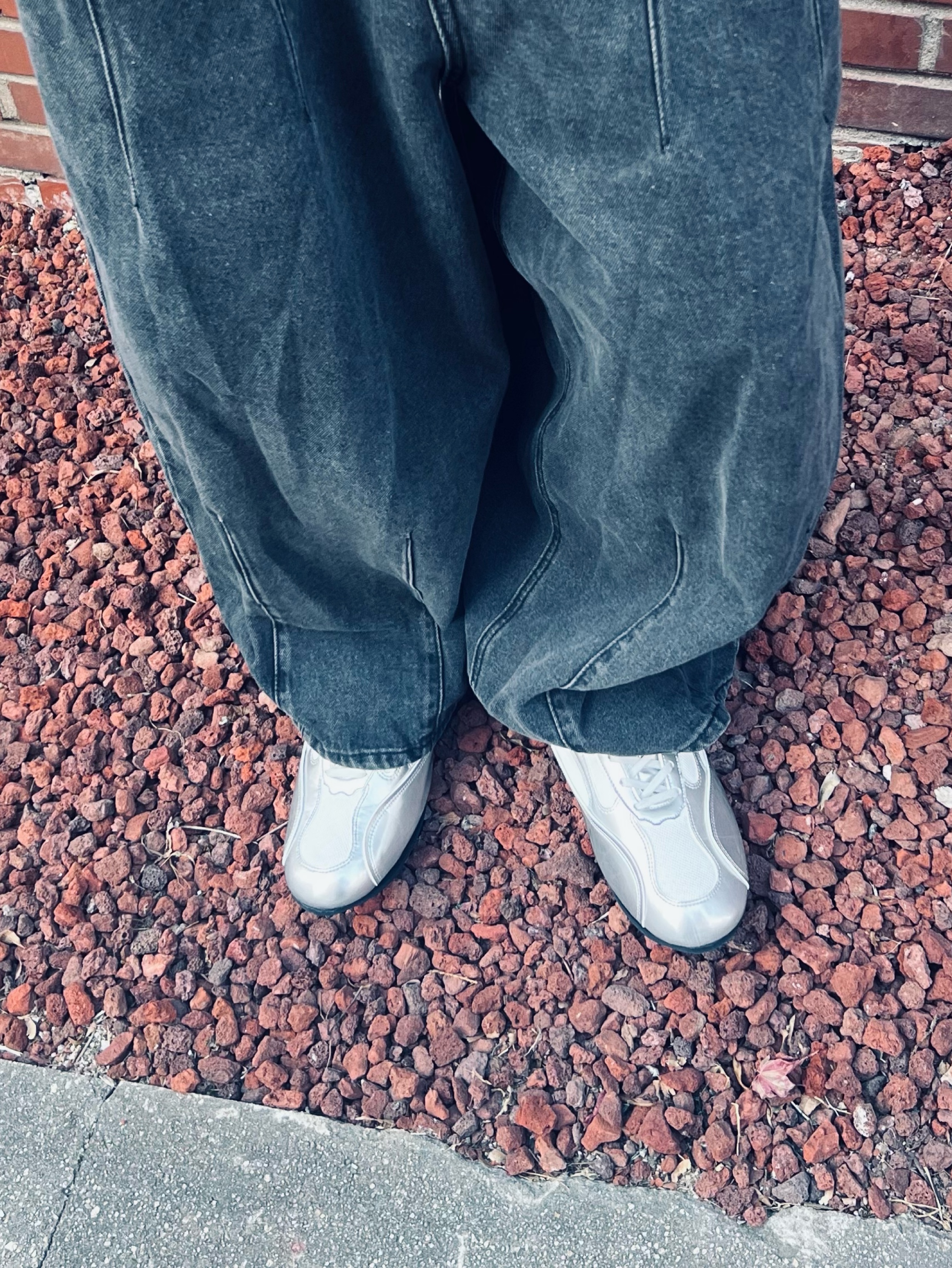 COREOFALCHEMY Runner Challenger Street Shoes Silver 착용 스타일 - 3