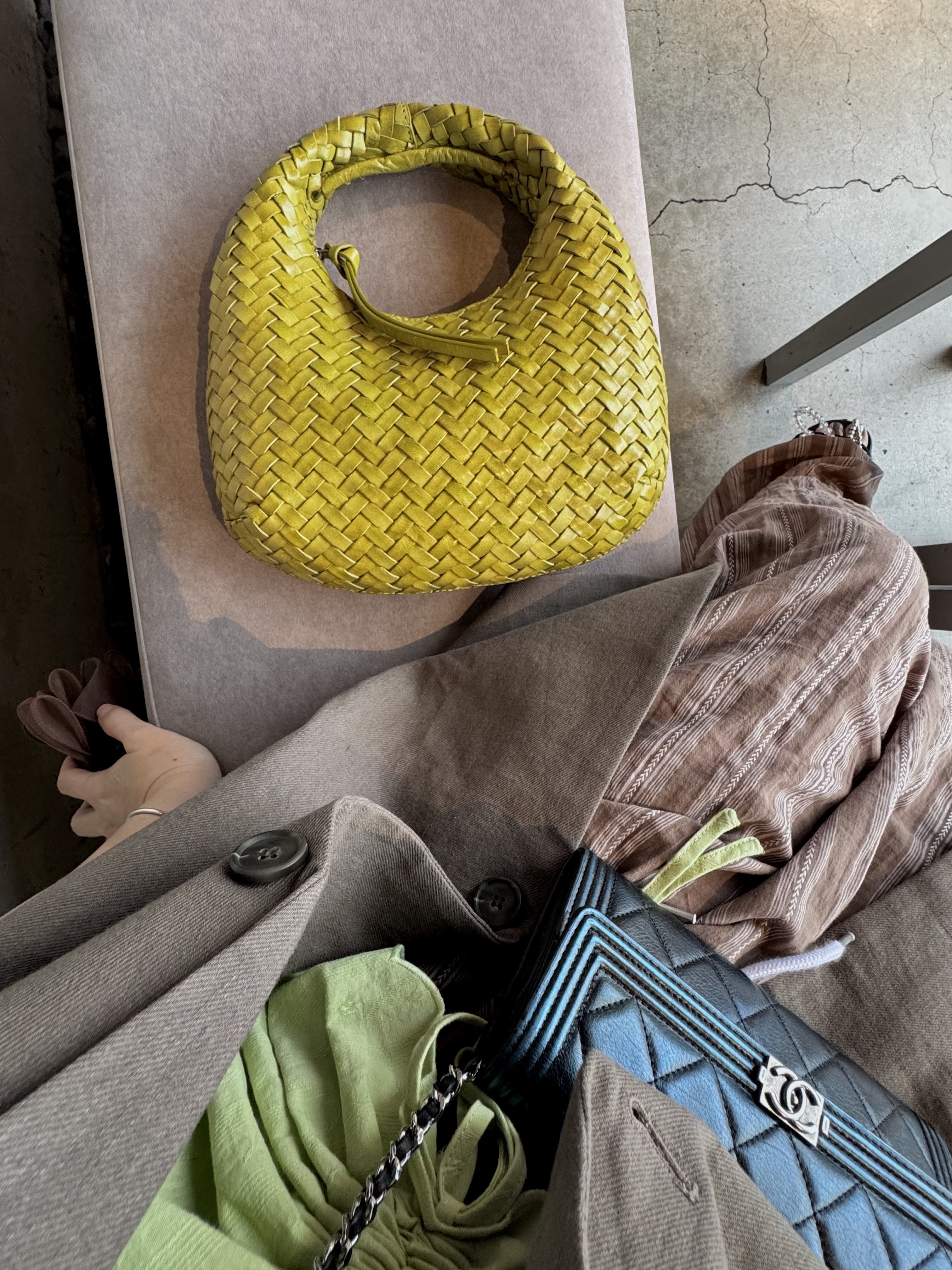 & Other Stories Small Braided Leather Bag Olive, Chanel Boy Chanel Long Flap Wallet Grained Calfskin & Ruthenium Black 착용 스타일
