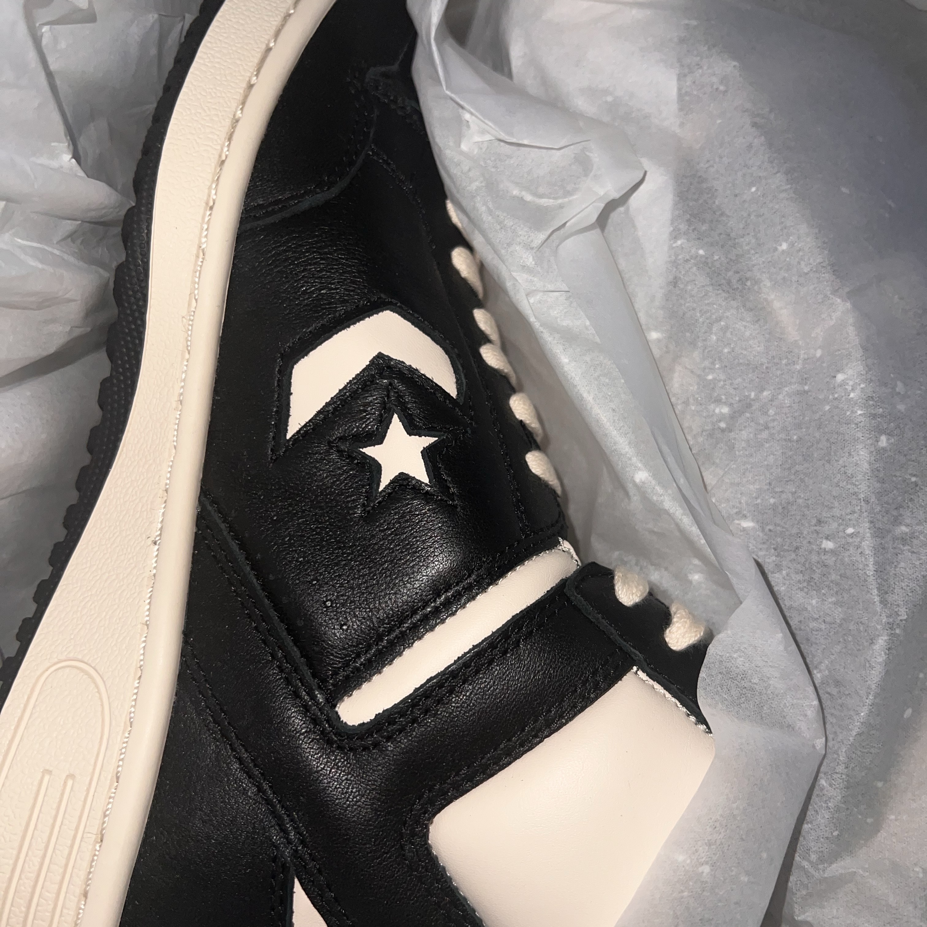 Converse Weapon Mid Black Natural Ivory 착용 스타일