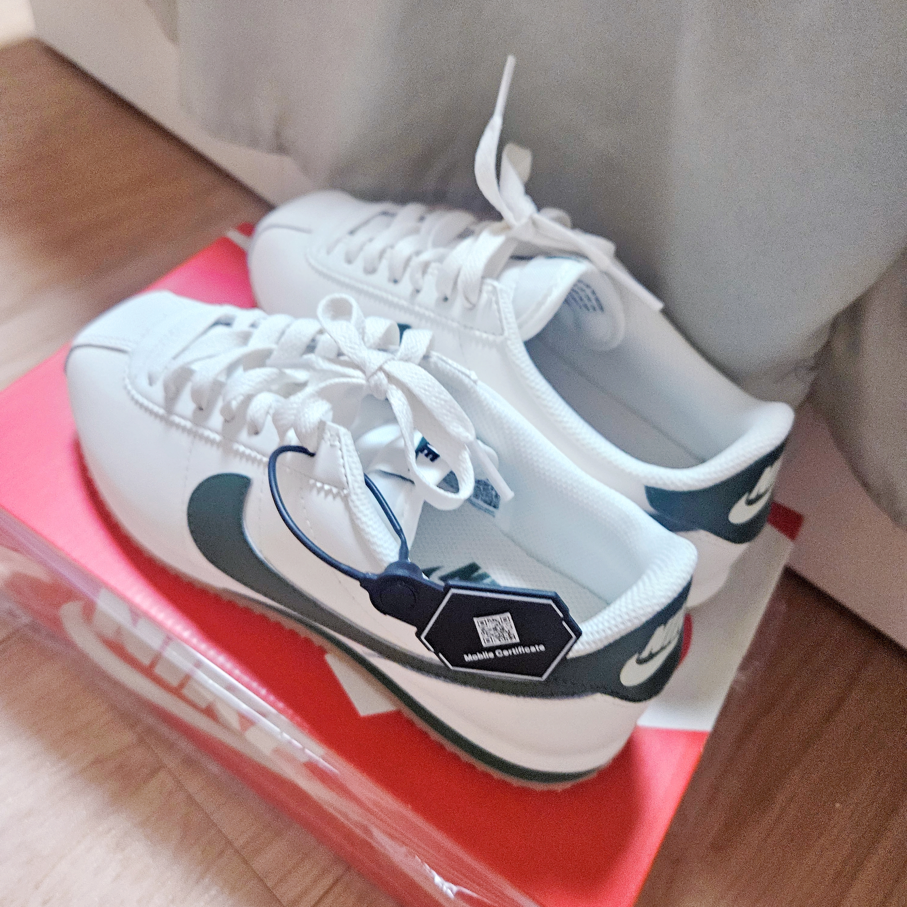 (W) Nike Cortez Leather Sail Fur Green 착용 스타일