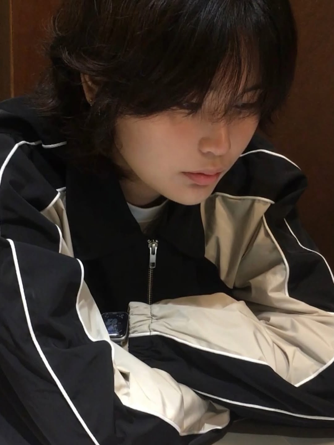 SLOW RECORD HOUSE Piping Line Windbreaker Black & Beige 착용 스타일 - 4