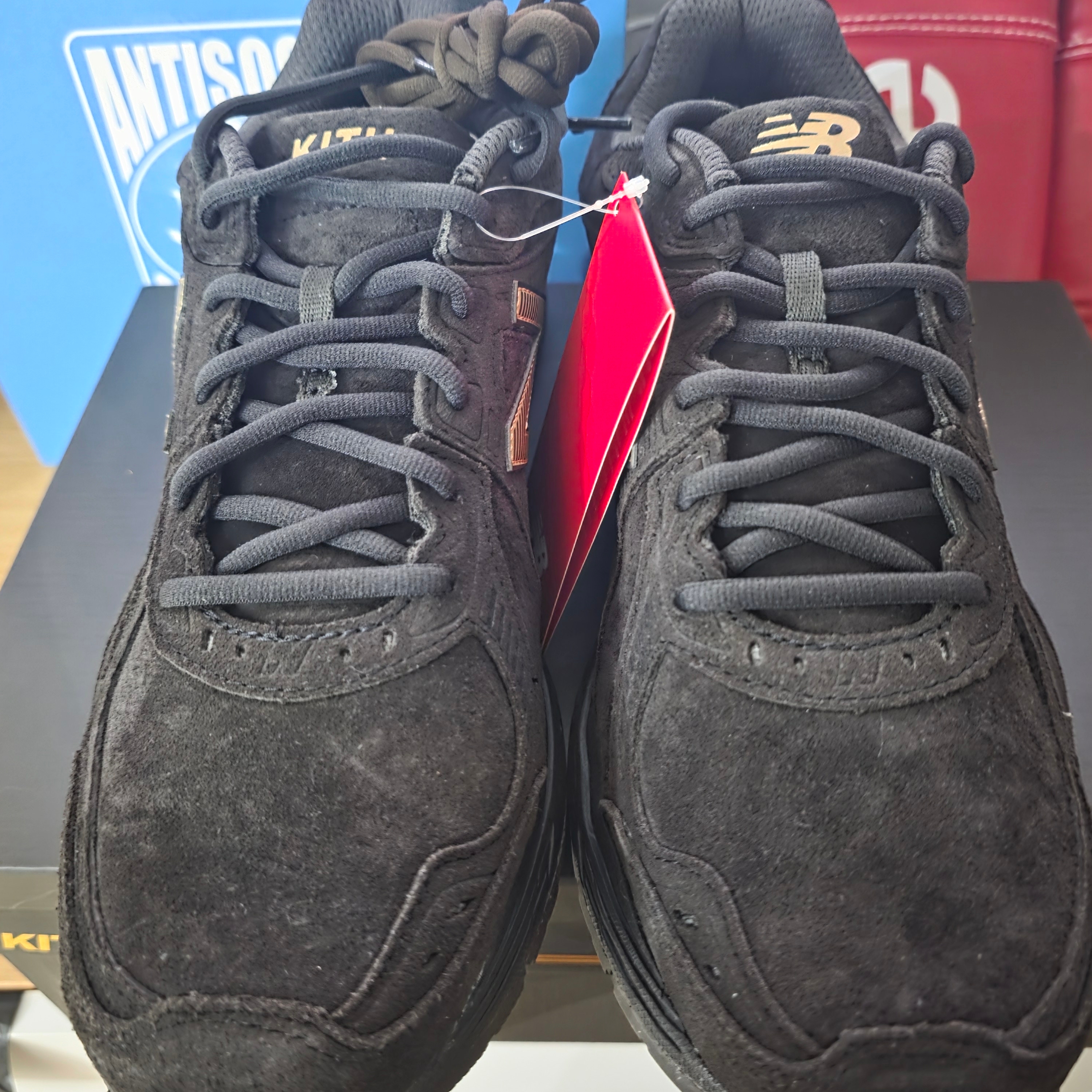 New Balance x Kith 860v2 Espresso 착용 스타일 - 3