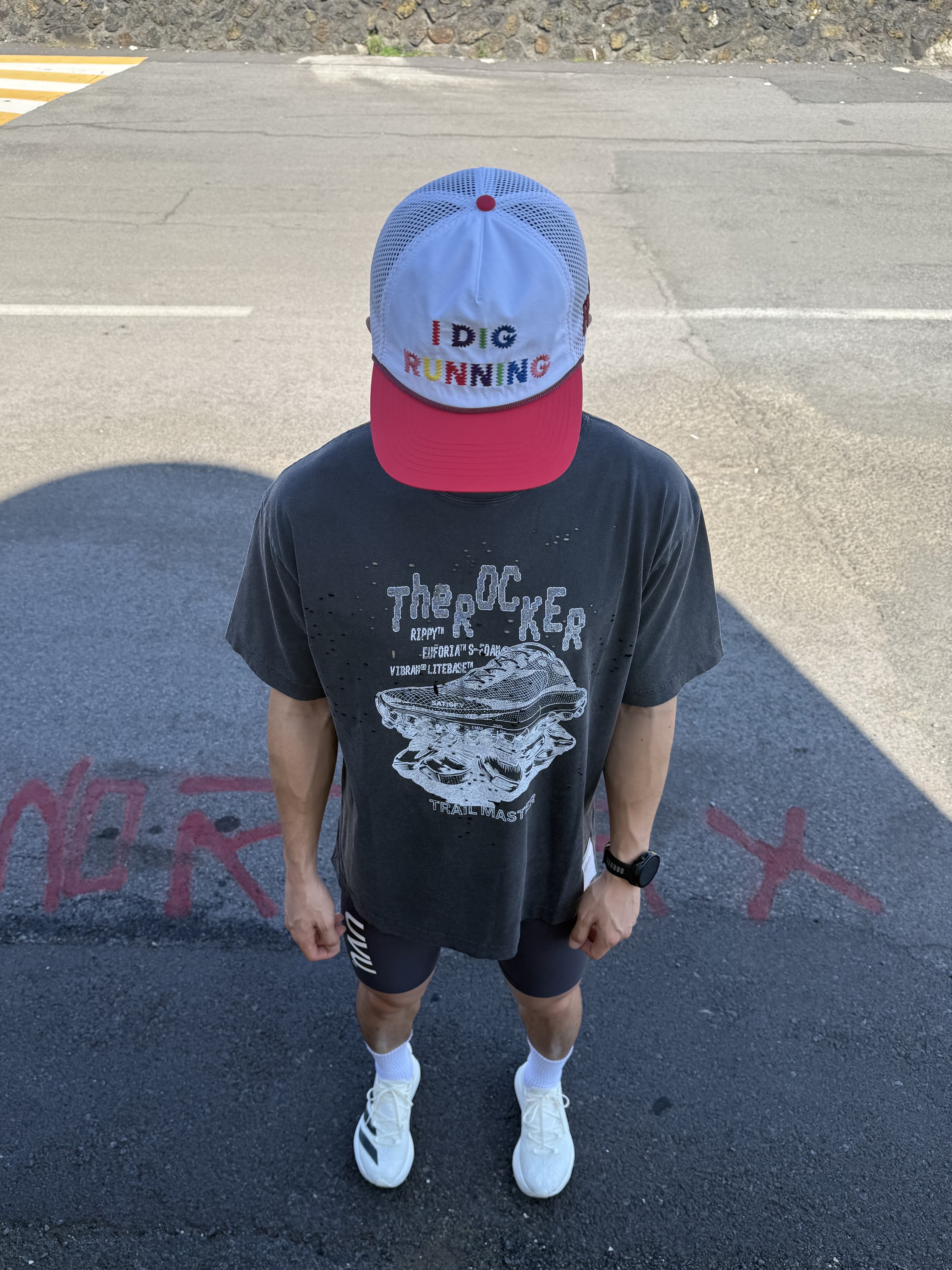 Alex Zono I Dig Running Rainbow Trucker Hat White Red, Satisfy Mothtech T-Shirt Aged Black 착용 스타일 - 1