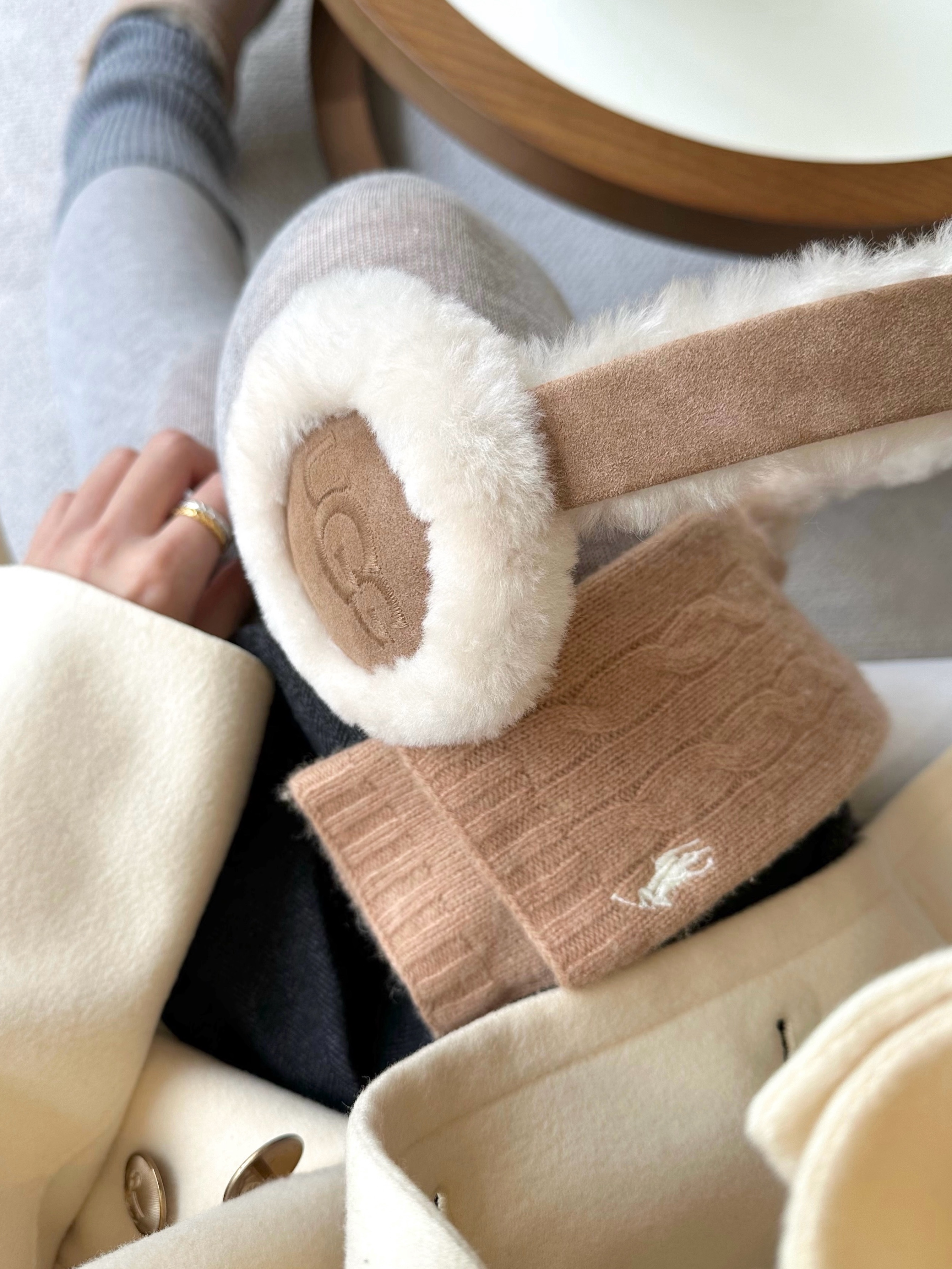 (W) UGG Embroidered Logo Earmuff Chestnut, (W) UGG Classic Ultra Mini Boots Sand 착용 스타일 - 1