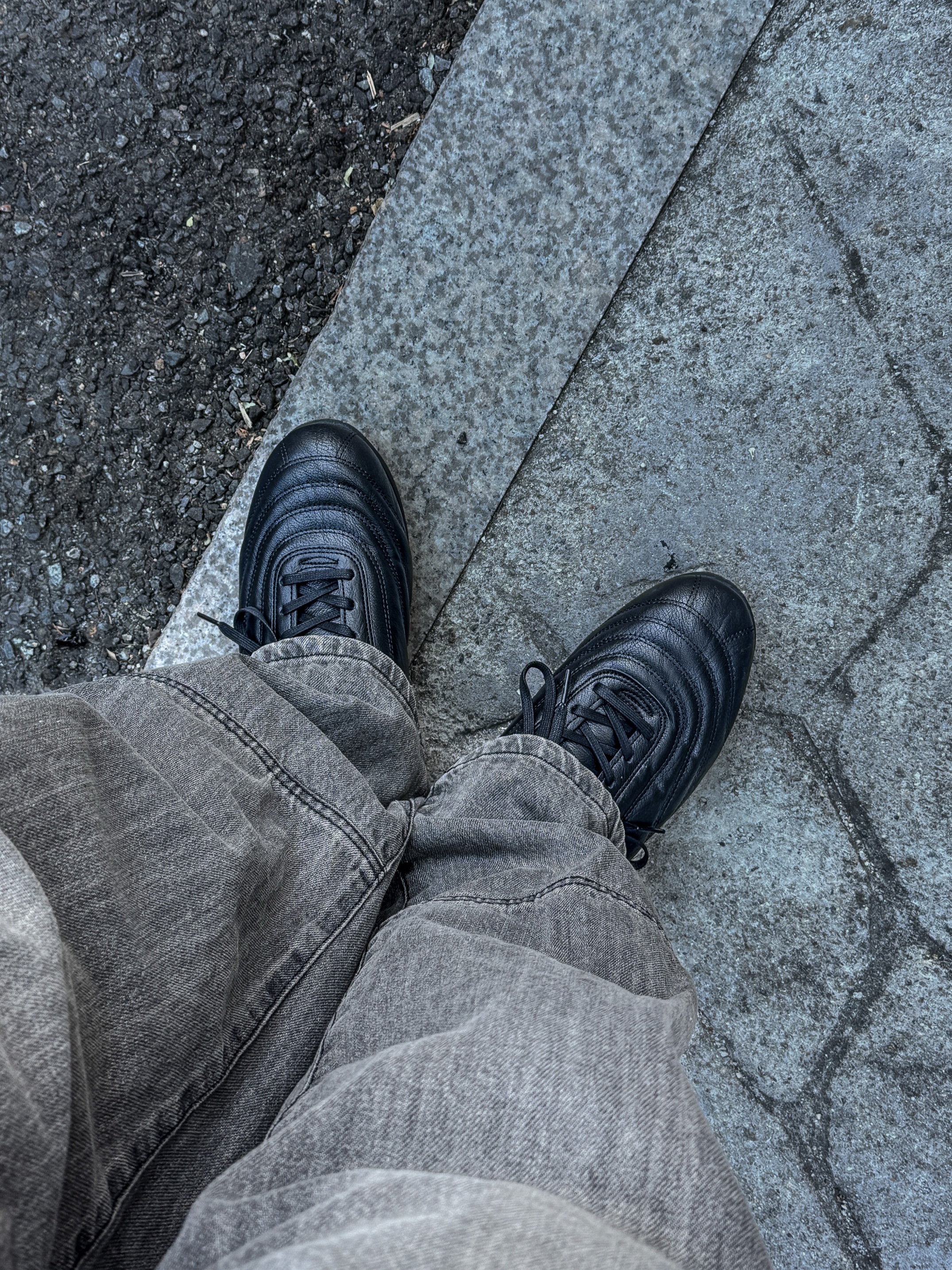 COREOFALCHEMY Stitch Sneakers Aterre Black 착용 스타일 - 5