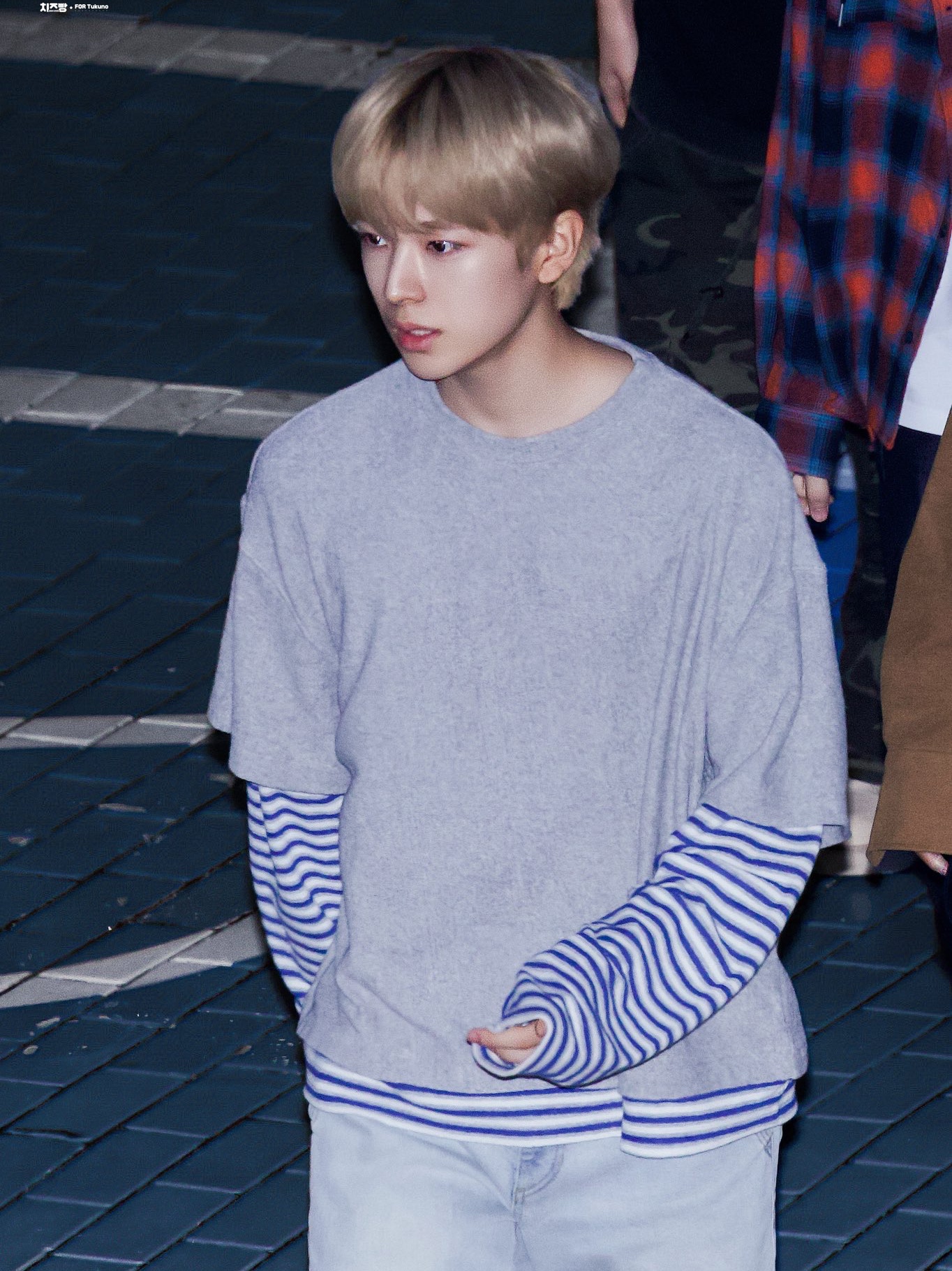 Nonnod Terry Layered T-shirts Grey, Nonnod Terry Layered T-shirts Brown 착용 스타일