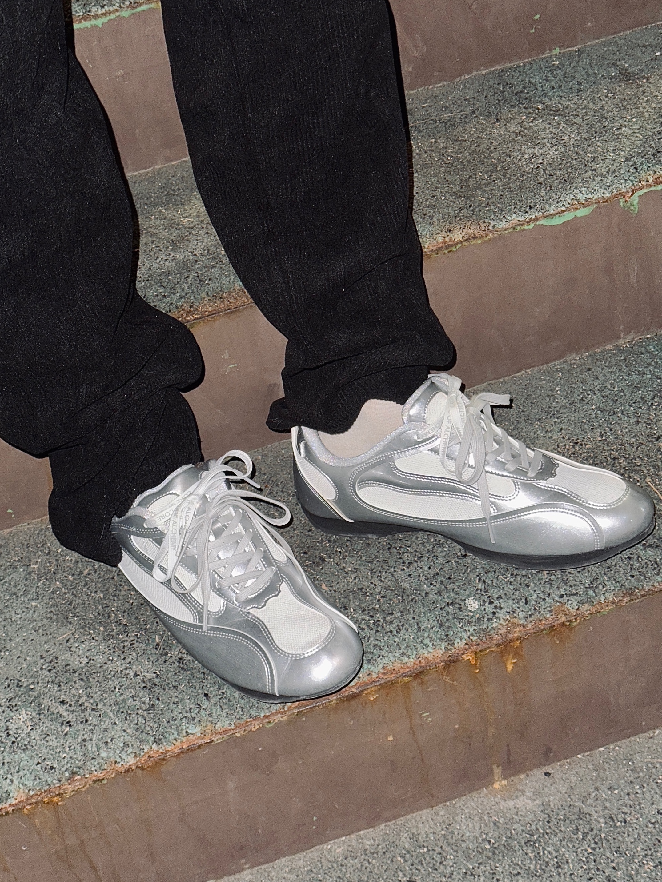 COREOFALCHEMY Runner Challenger Street Shoes Silver 착용 스타일 - 3