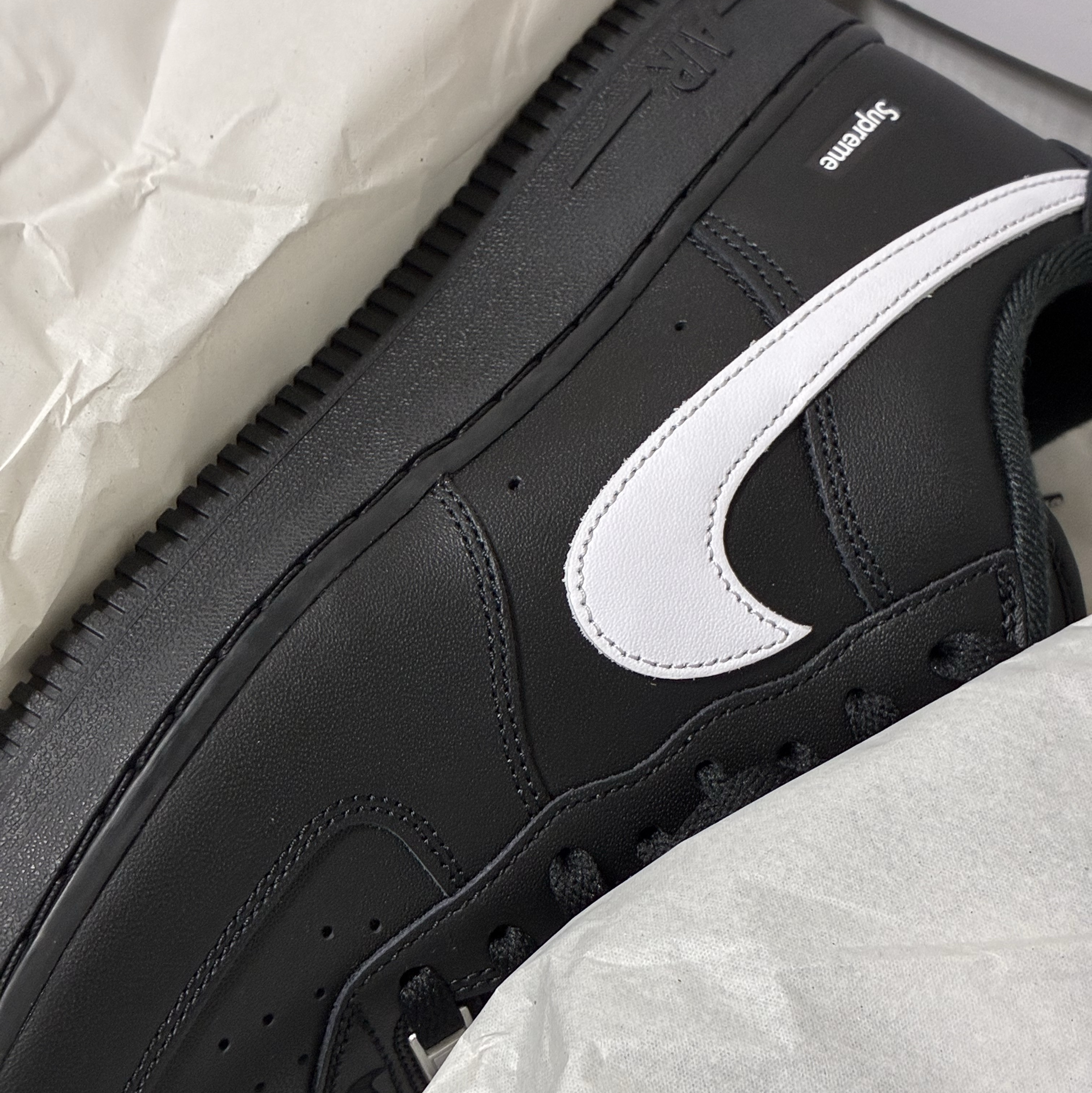 Nike x Supreme Air Force 1 Low Black 착용 스타일