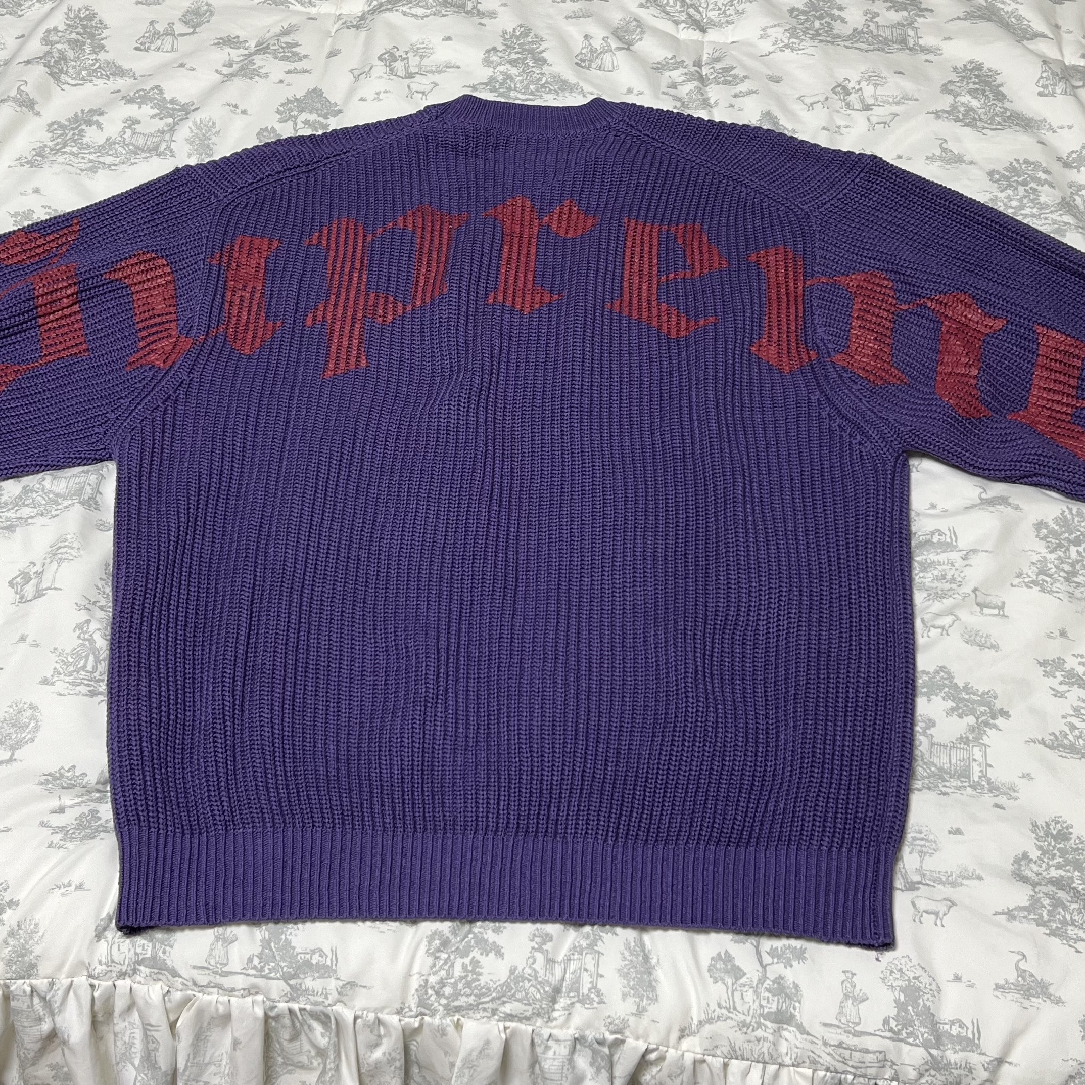 Supreme Old English Printed Sweater Purple - 25SS, Supreme Regular Jean Washed Indigo - 24FW 착용 스타일 - 3