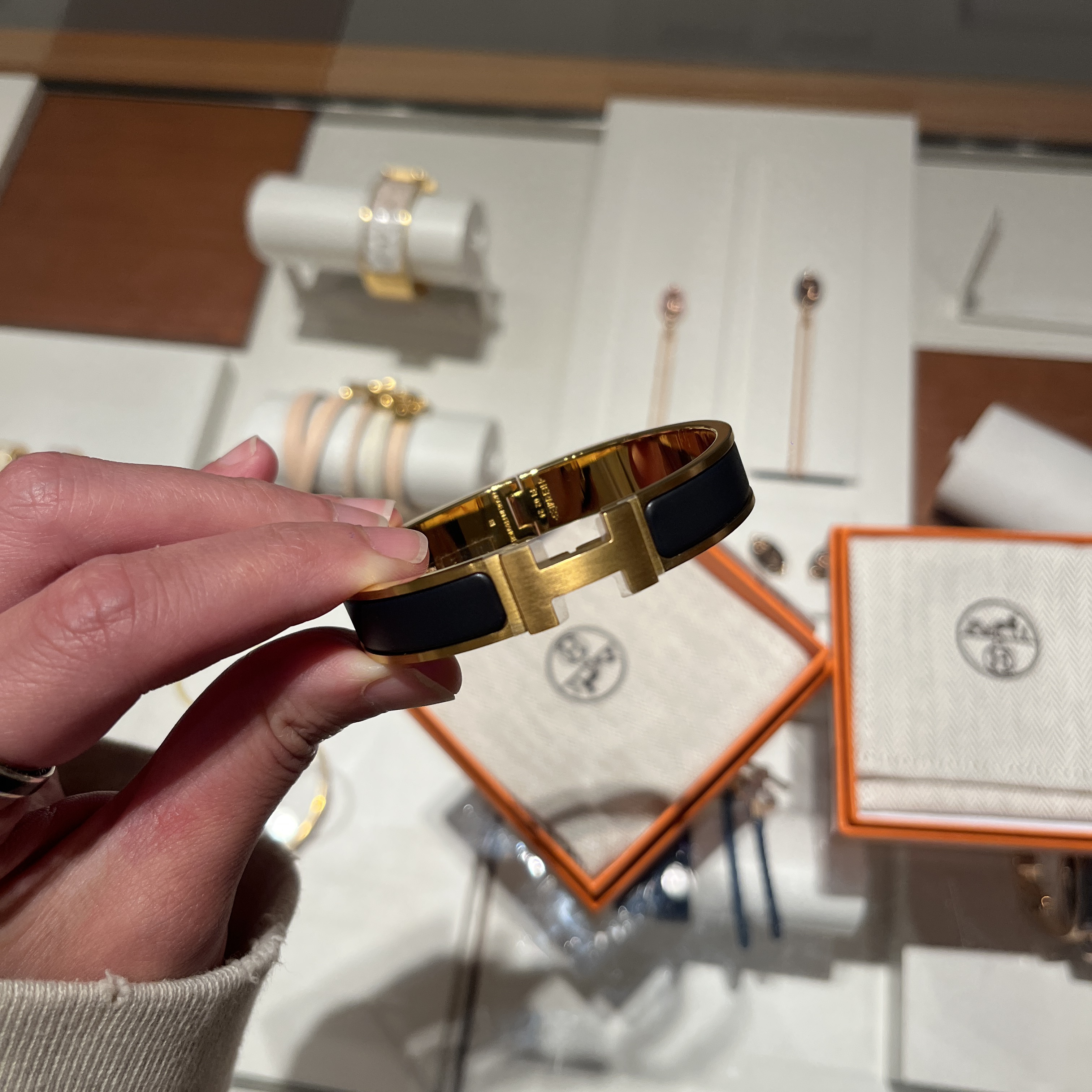 Hermes Clic HH Bracelet Gold & Noir Mat 착용 스타일 - 1