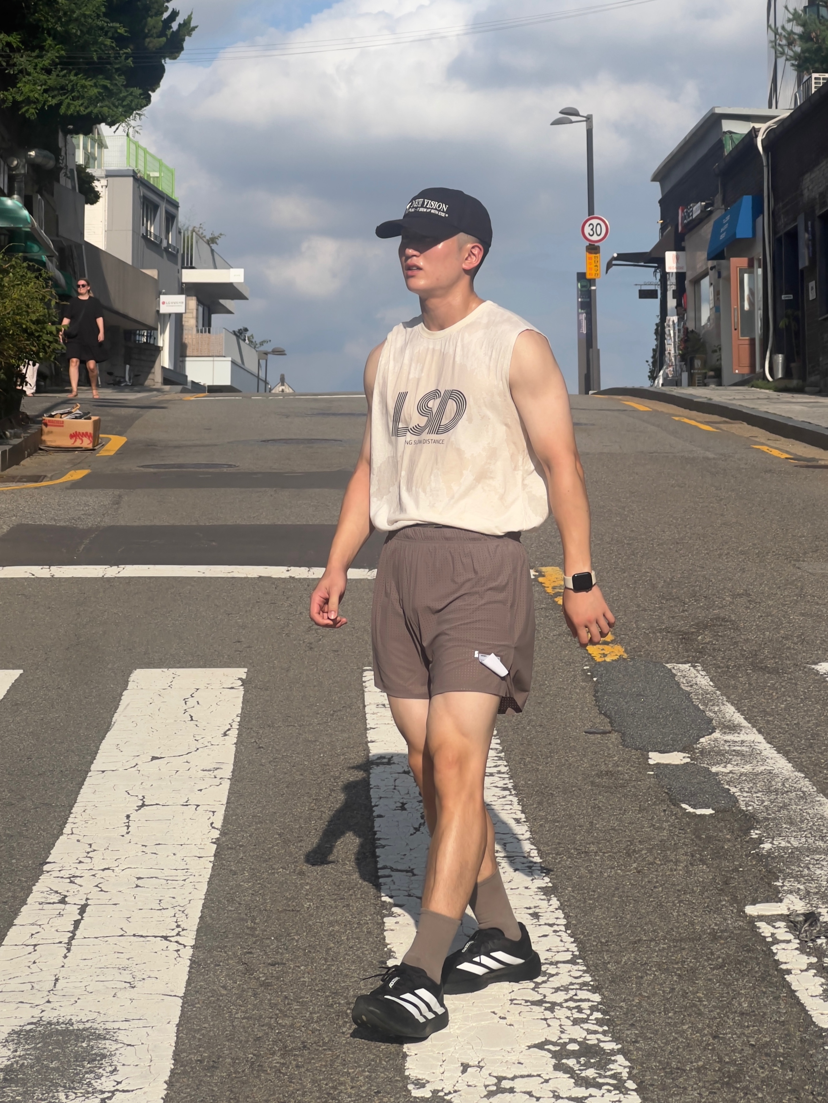Satisfy Space-O 5 Inch Shorts Taupe, Adidas Adizero EVO SL Core Black Cloud White 착용 스타일 - 1