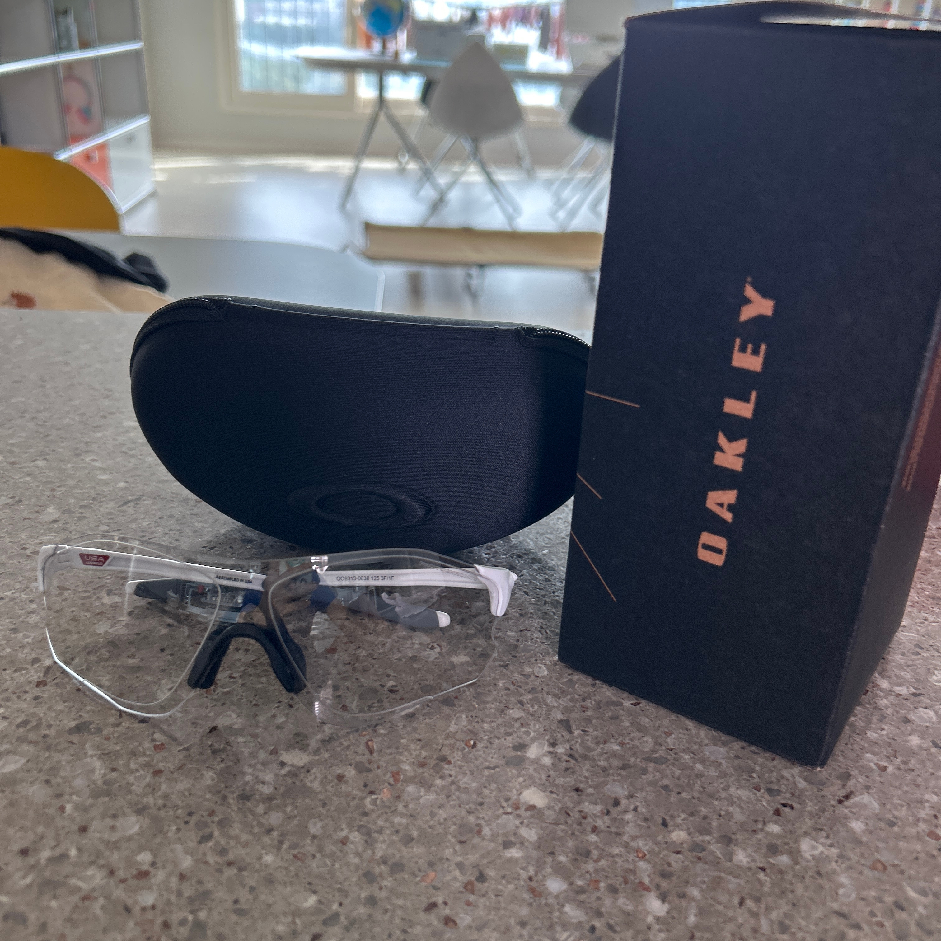 Oakley EVZero Path Matte White Frame Clear To Black Iridium Photochromic Lenses Low Bridge Fit 착용 스타일
