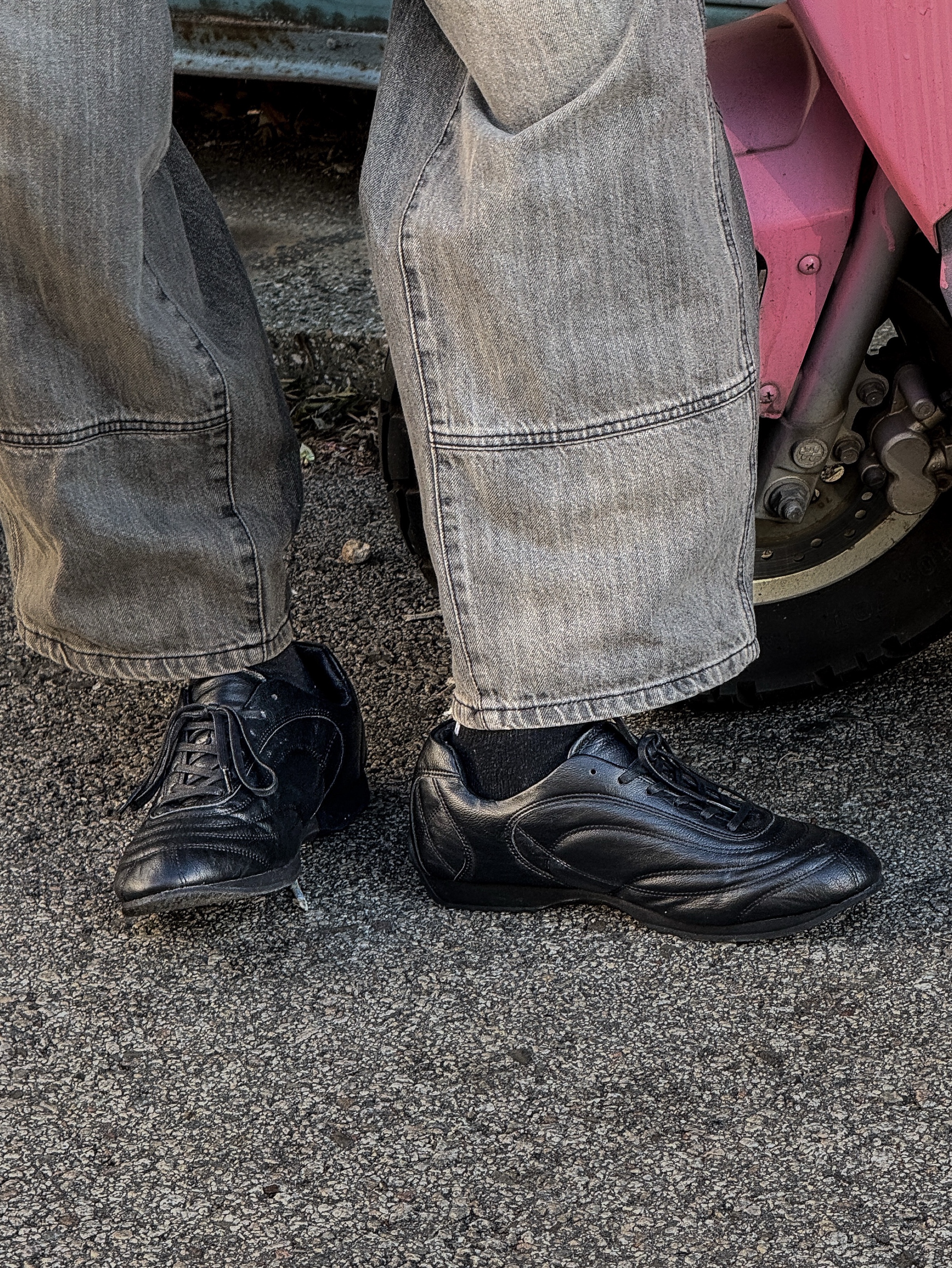 COREOFALCHEMY Stitch Sneakers Aterre Black 착용 스타일 - 4