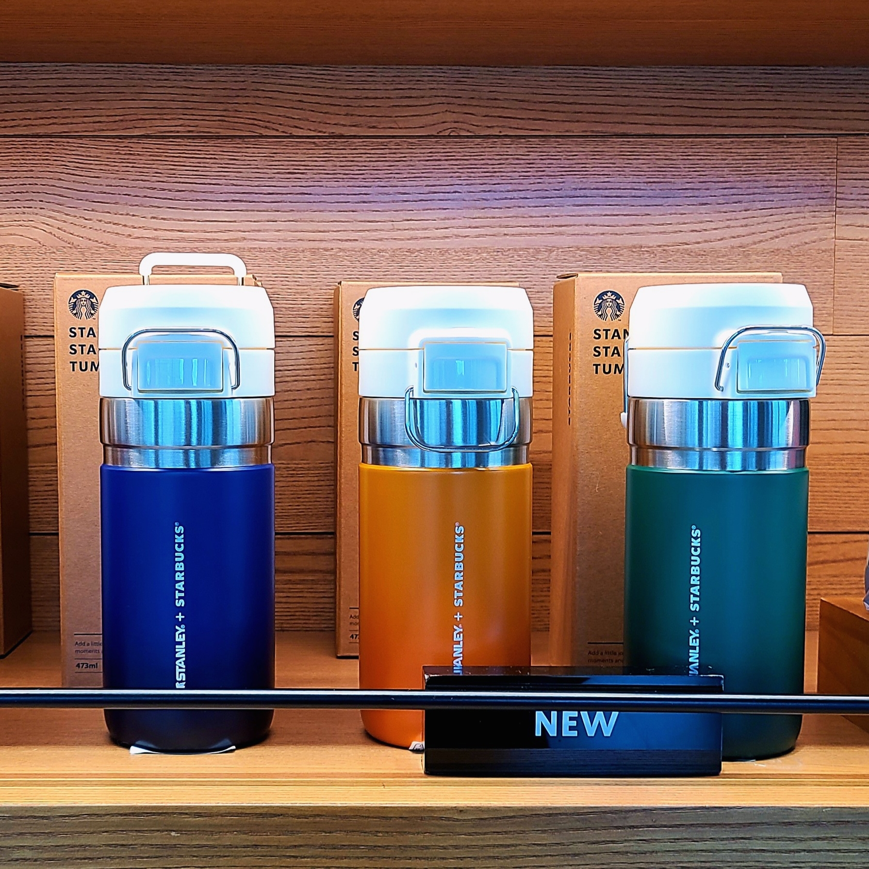 Starbucks SS Campus Orange Quick Go Thermos 473ml, Starbucks SS Campus Red Quick Go Thermos 473ml 착용 스타일 - 2