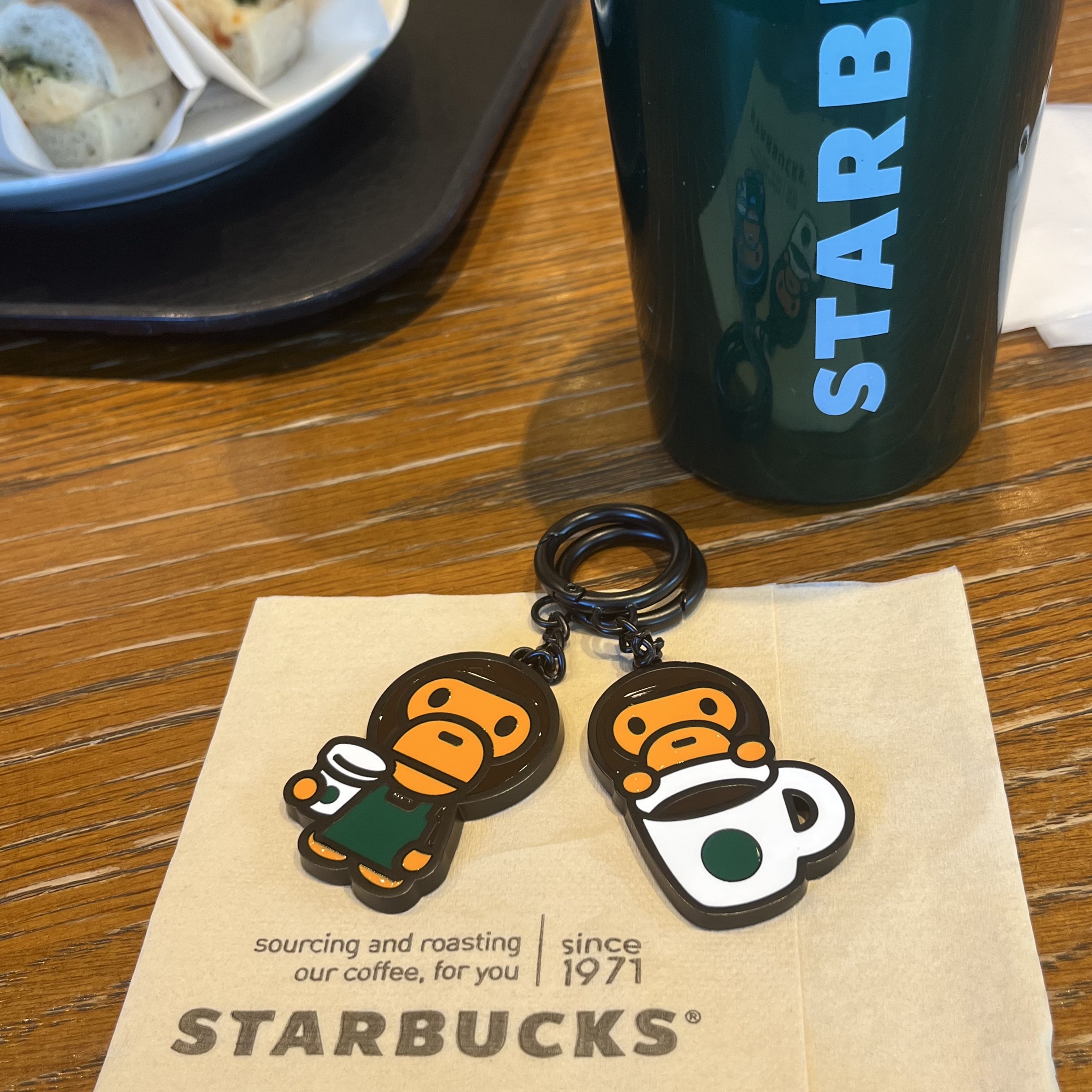 Starbucks x BAPE Baby Milo Keychain, Starbucks x BAPE Baby Milo Keychain 착용 스타일 - 1