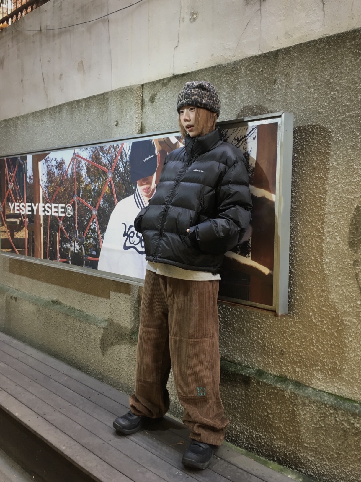 YESEYESEE 5B Fond Down Jacket Light Grey, YESEYESEE Y.E.S Pocket Washed Sweatpants Dark Grey 착용 스타일 - 5