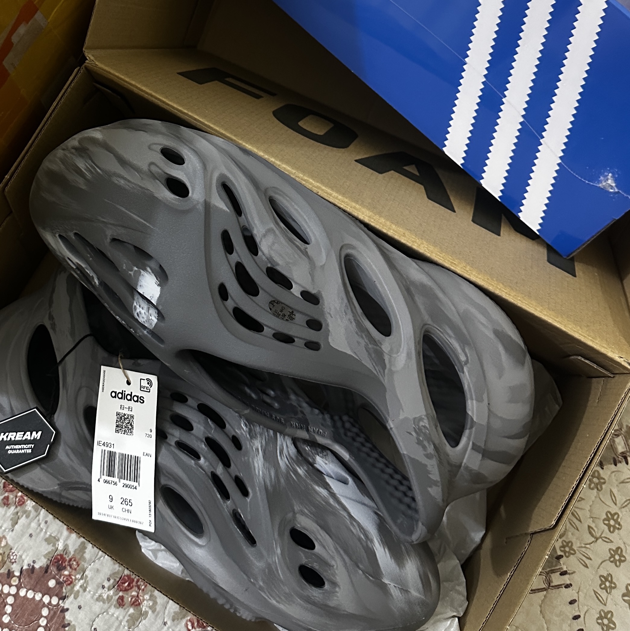 Adidas Yeezy Foam RNNR MX Granite, Balenciaga Tape Type Medium Fit T-Shirt Faded Black 착용 스타일 - 1