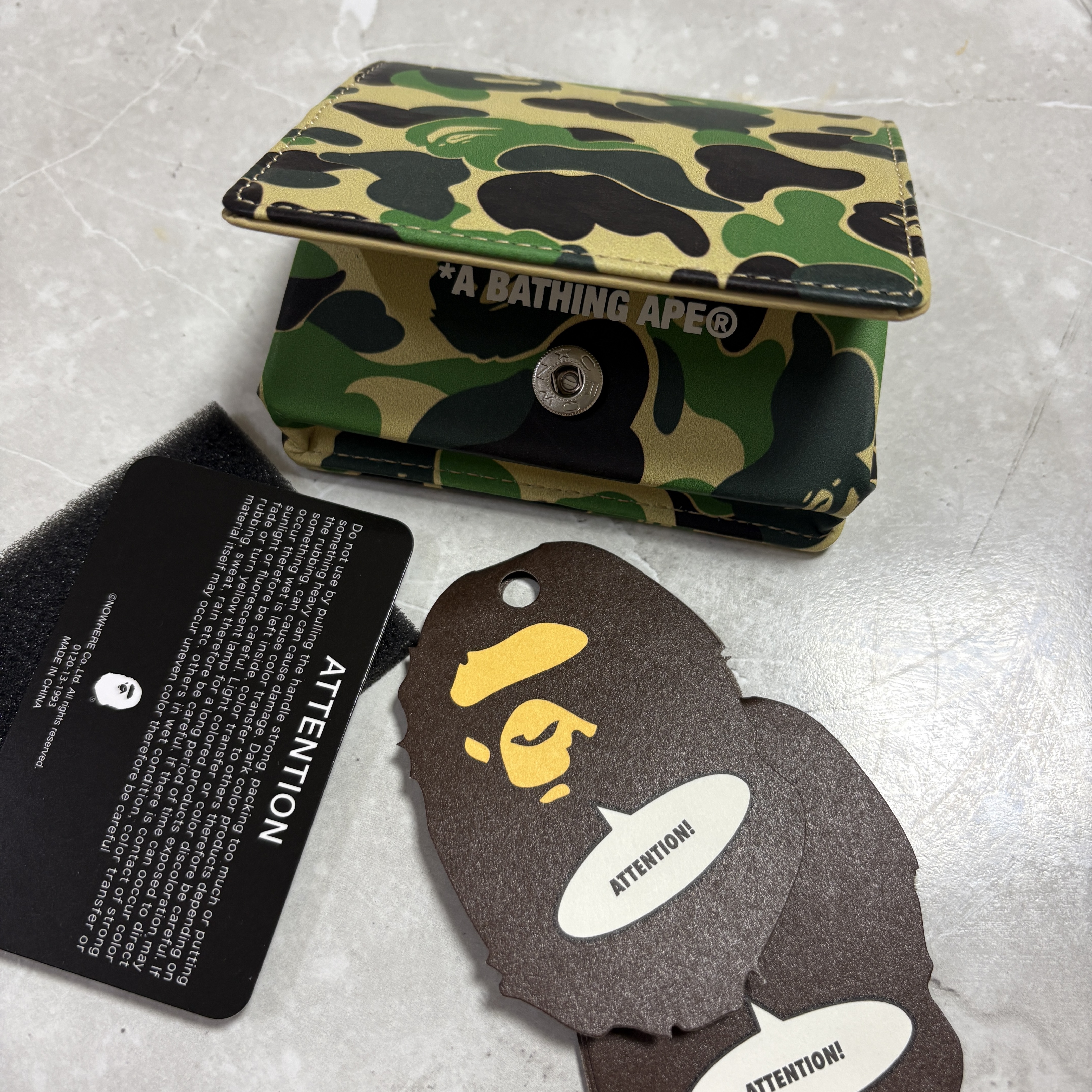 BAPE ABC Camo Coin Case Green 착용 스타일