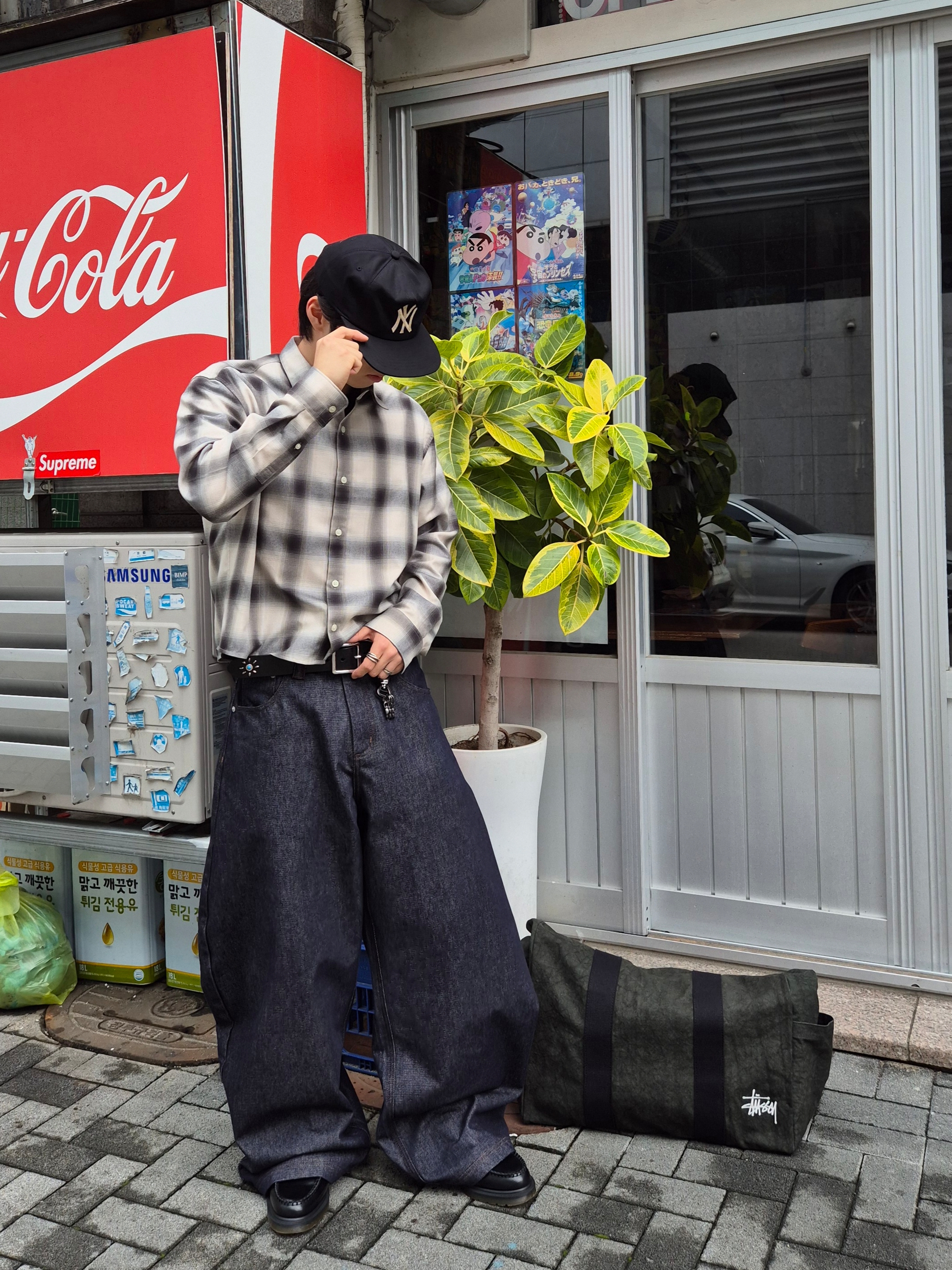 Stussy Canvas Flight Bag Washed Black, Dr. Martens Adrian Smooth Black 착용 스타일 - 4