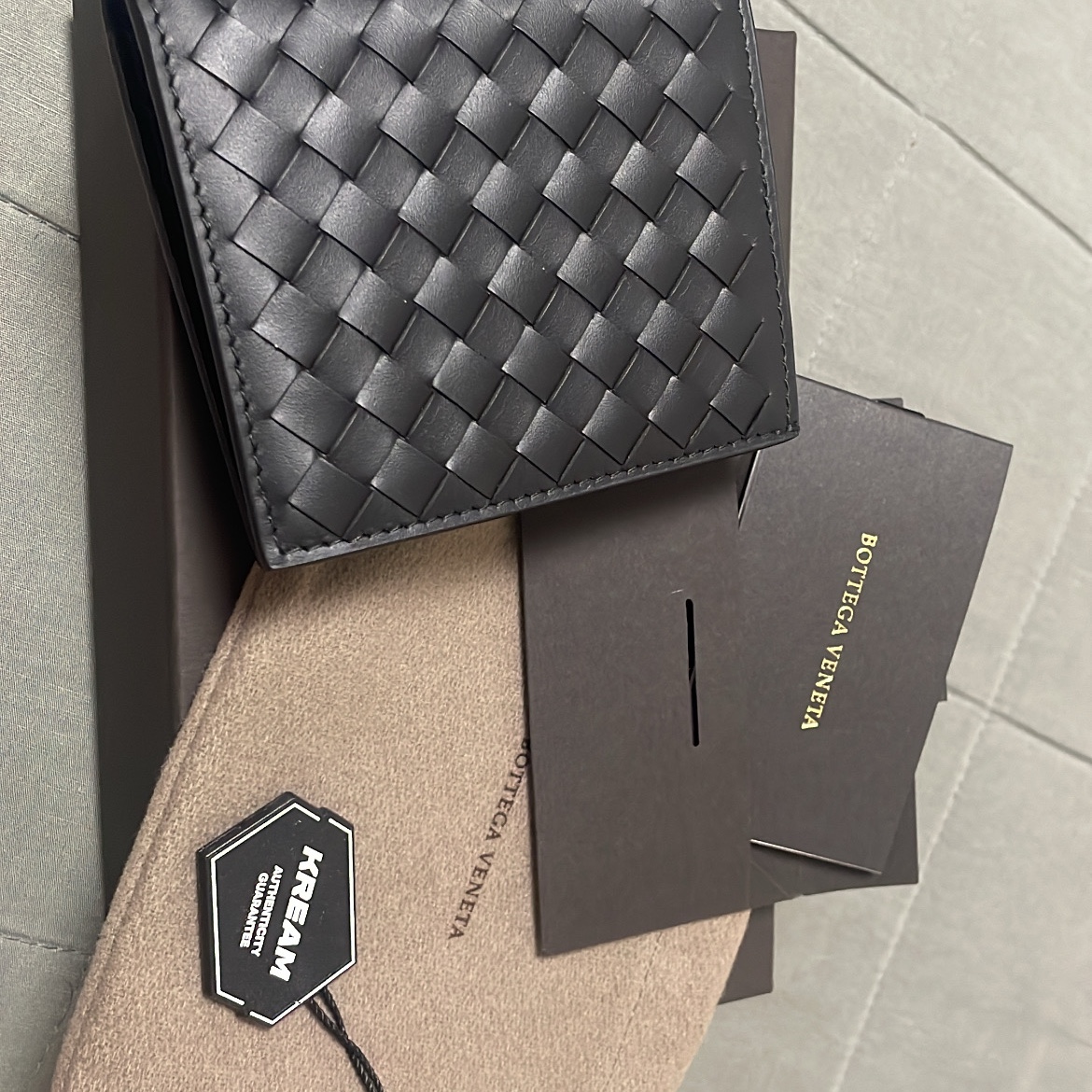 Bottega Veneta Bi-Fold Wallet Black 착용 스타일