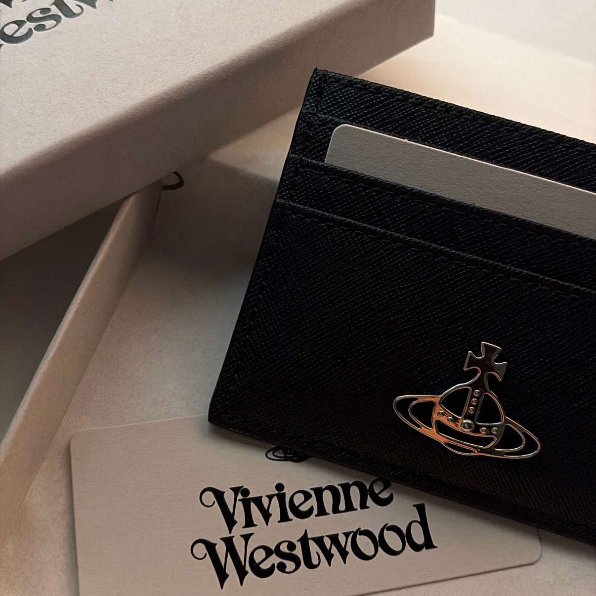 Vivienne Westwood Flat Card Holder Black 착용 스타일