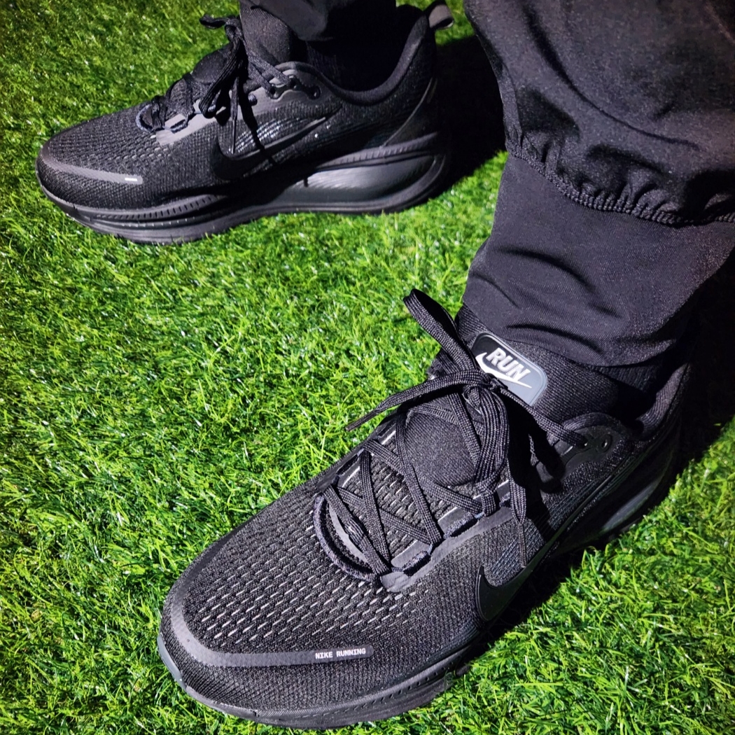 Nike Vomero 18 Black Dark Smoke Grey 착용 스타일 - 2