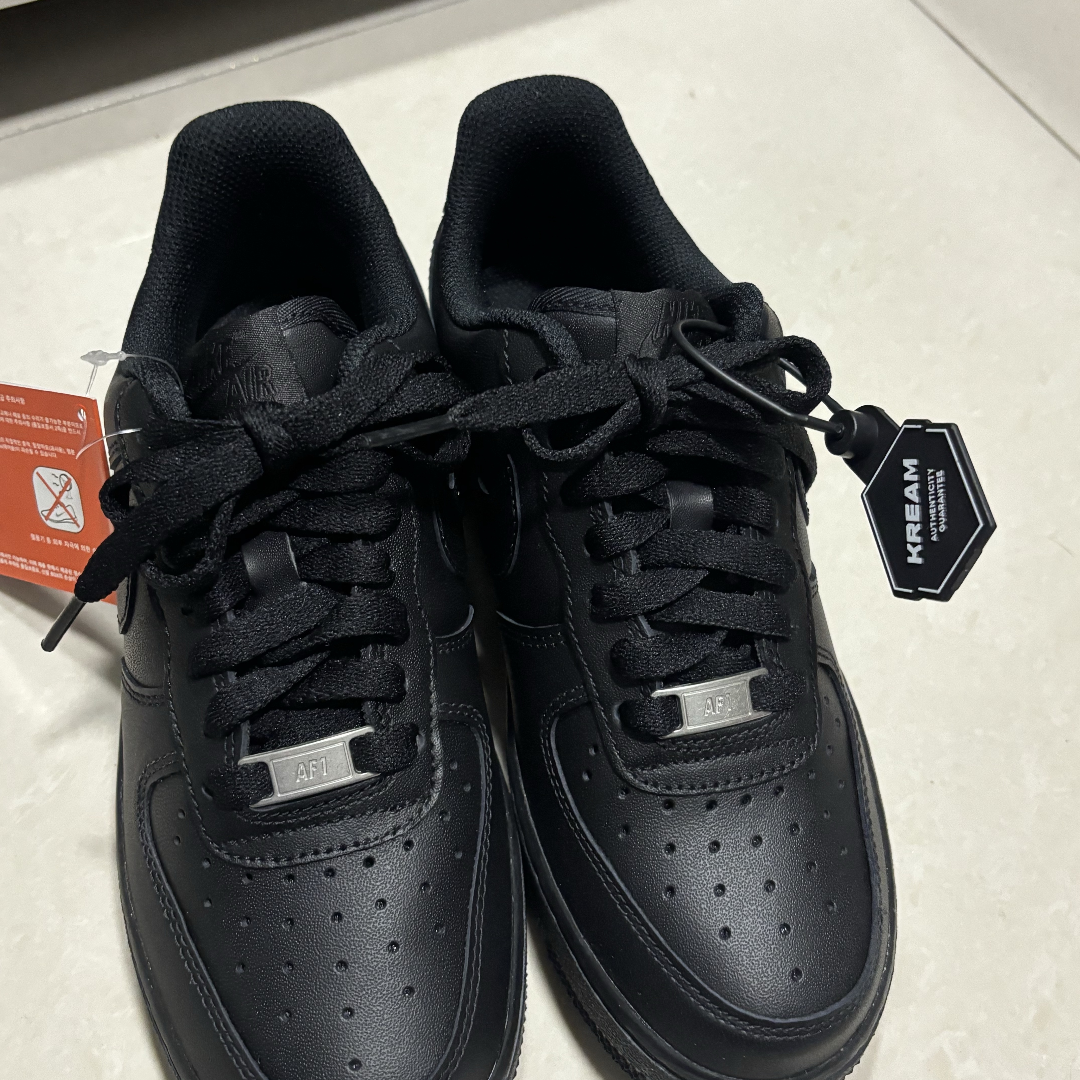 (W) Nike Air Force 1 '07 Low Triple Black 착용 스타일
