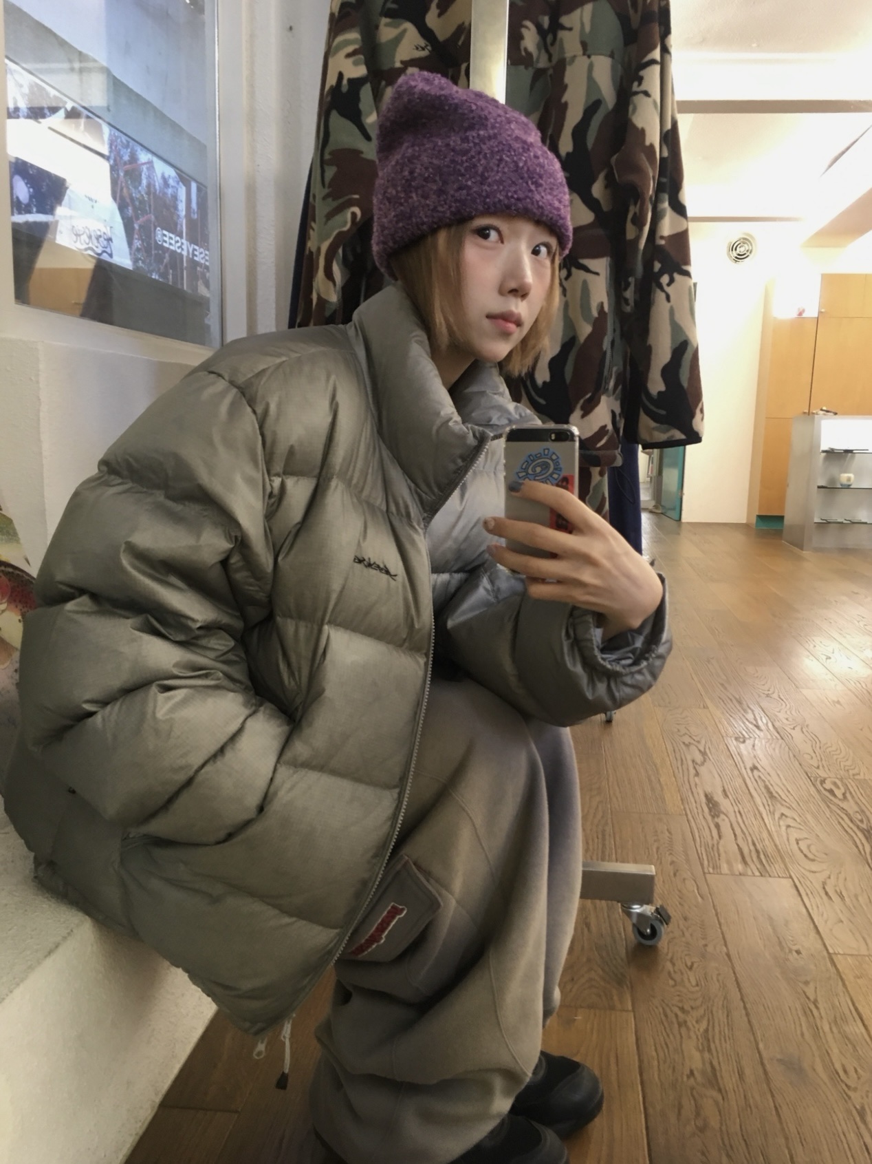 YESEYESEE 5B Fond Down Jacket Light Grey, YESEYESEE Y.E.S Pocket Washed Sweatpants Dark Grey 착용 스타일 - 2
