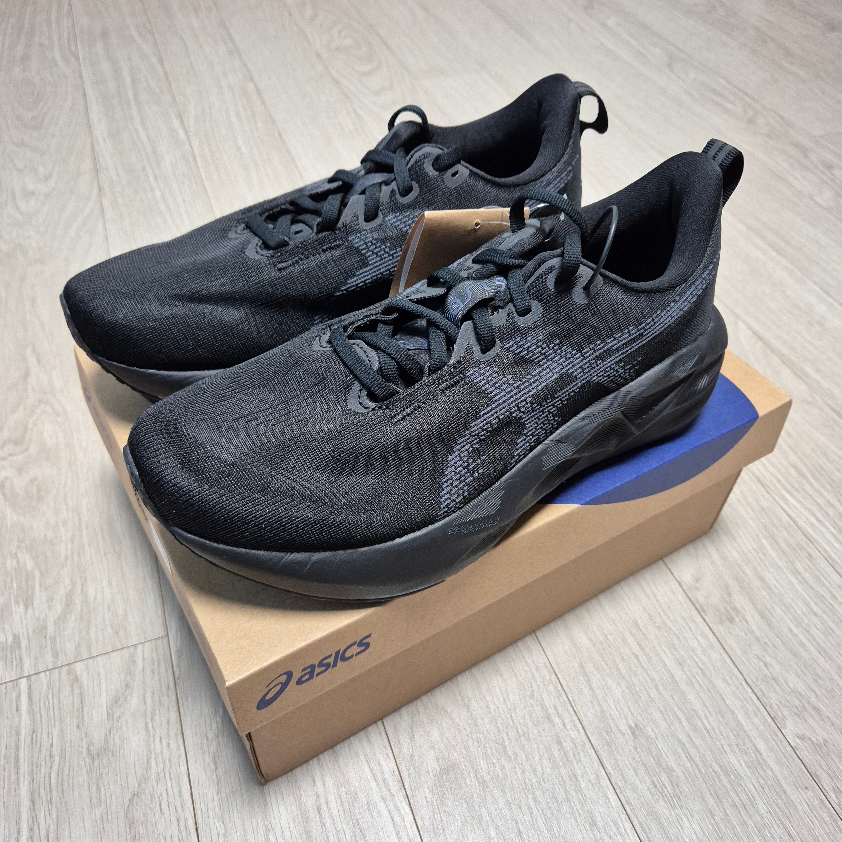 Asics Novablast 5 Black Carrier Grey 착용 스타일 - 1