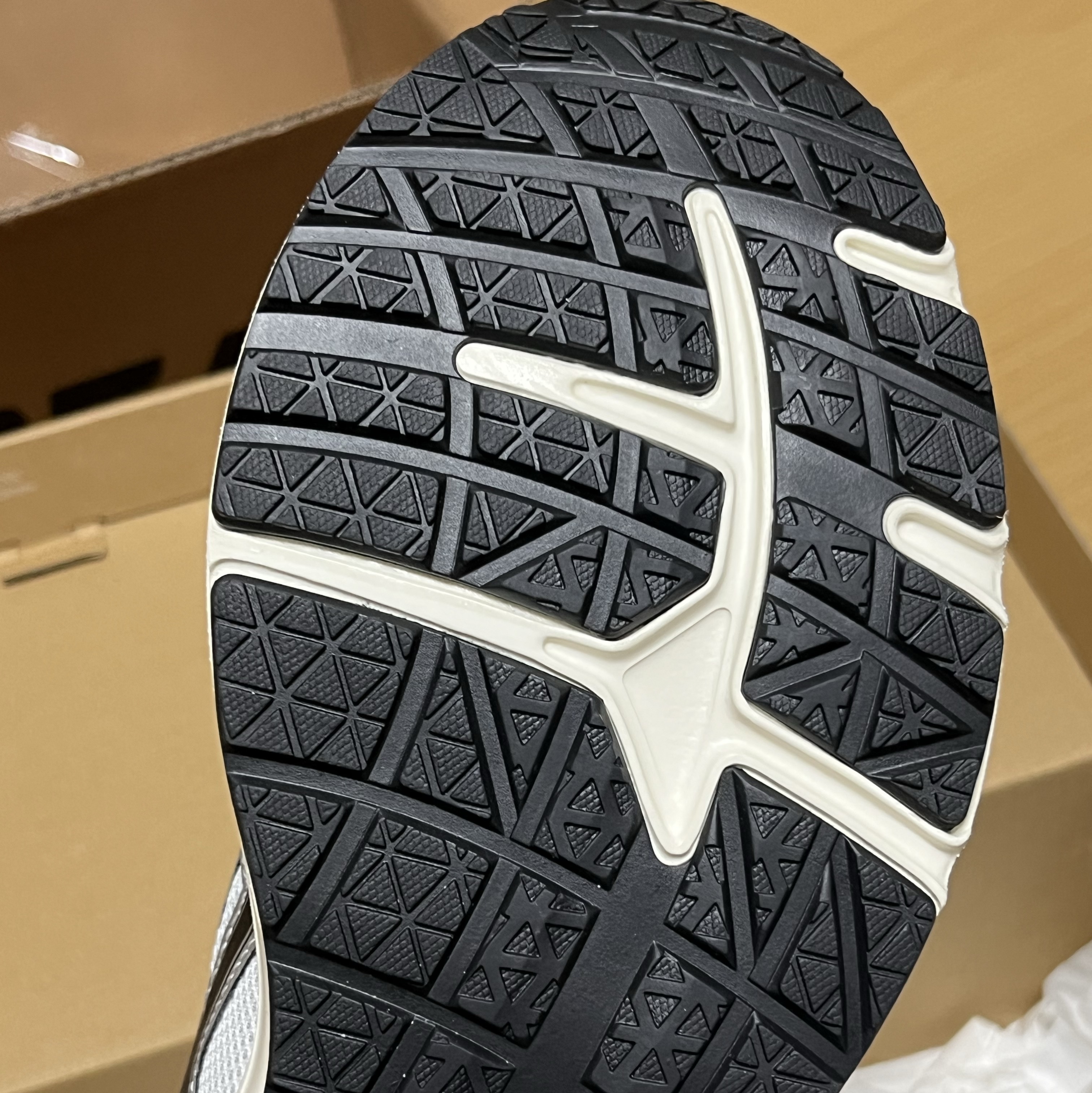 Asics Jog 100 S White Black - 2E Wide 착용 스타일 - 3
