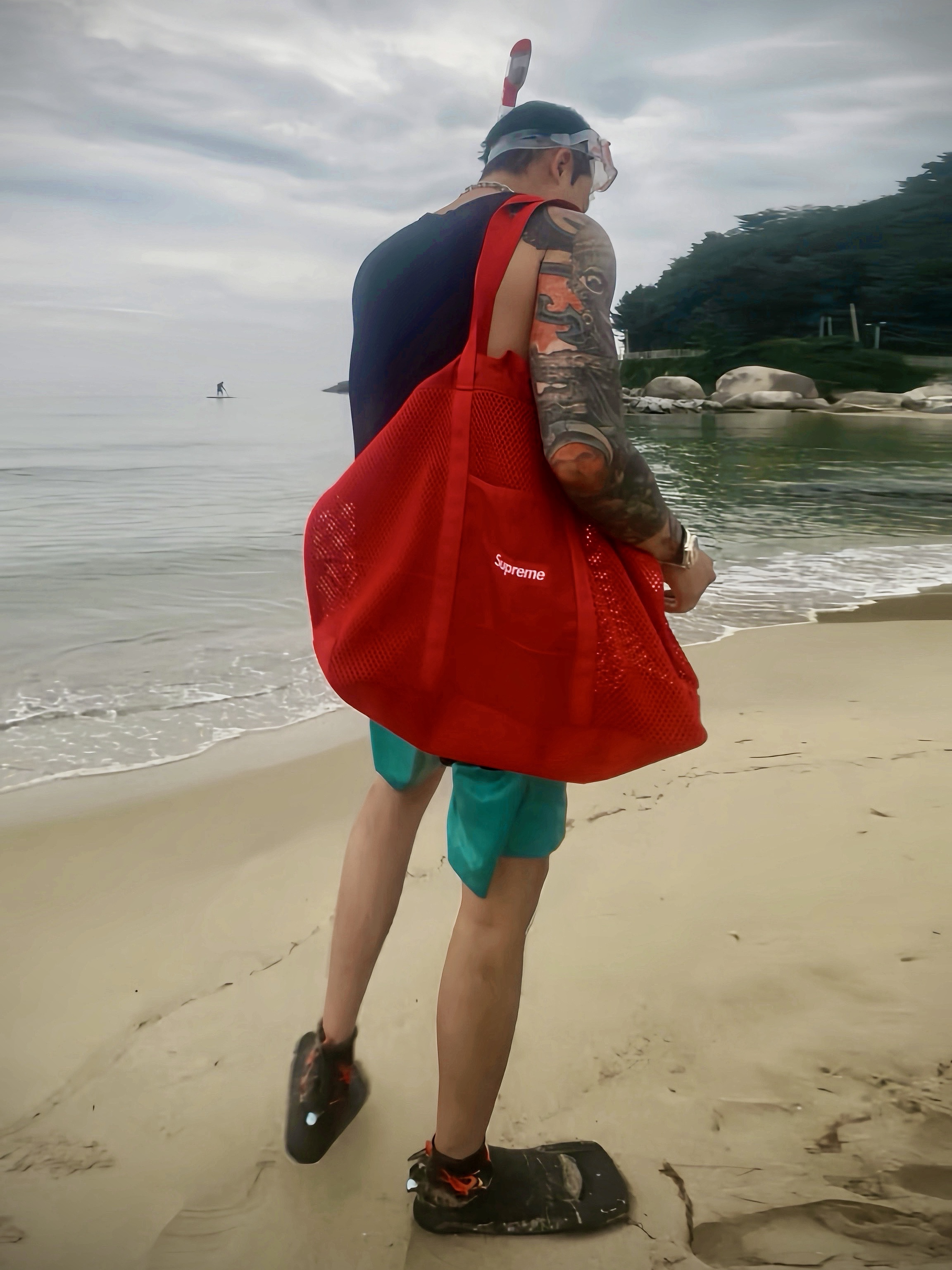 Supreme x Cressi Snorkel Set Red - 19SS, Supreme Mesh Tote Bag Red - 25SS 착용 스타일