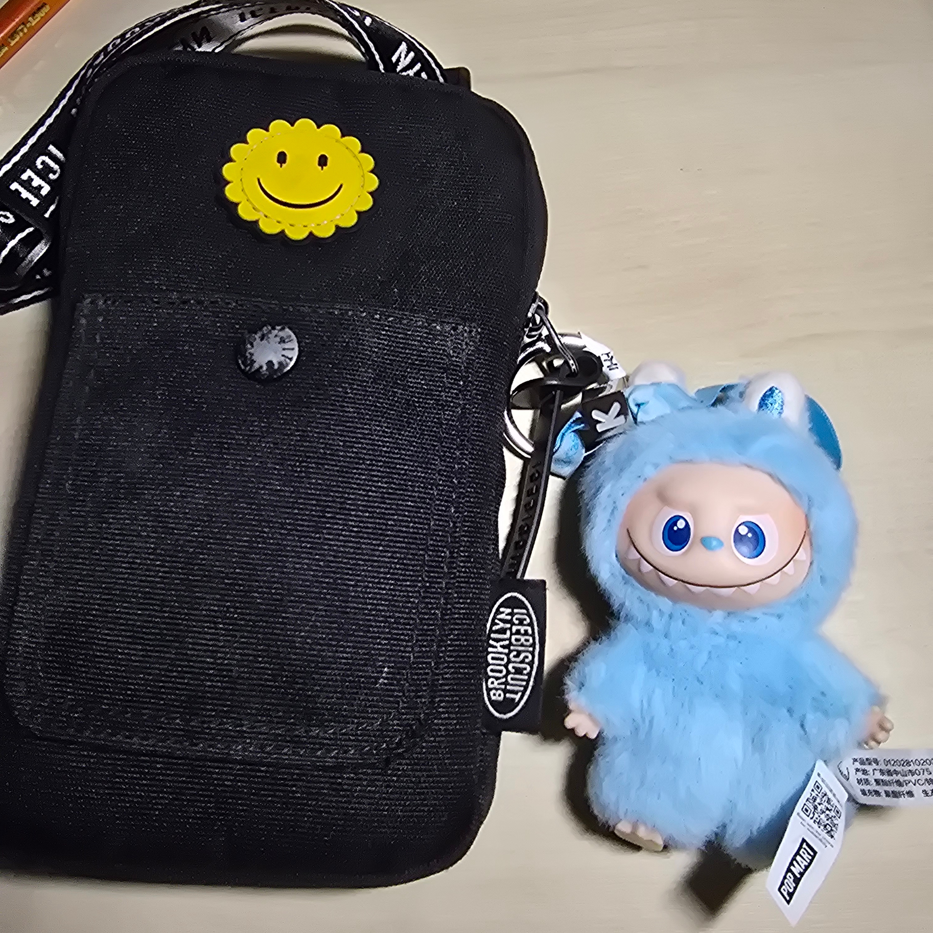 Pop Mart Labubu The Monsters Pin For Love Series Vinyl Plush Pendant Sealed Case (A-M) (1 Blind Box) 착용 스타일