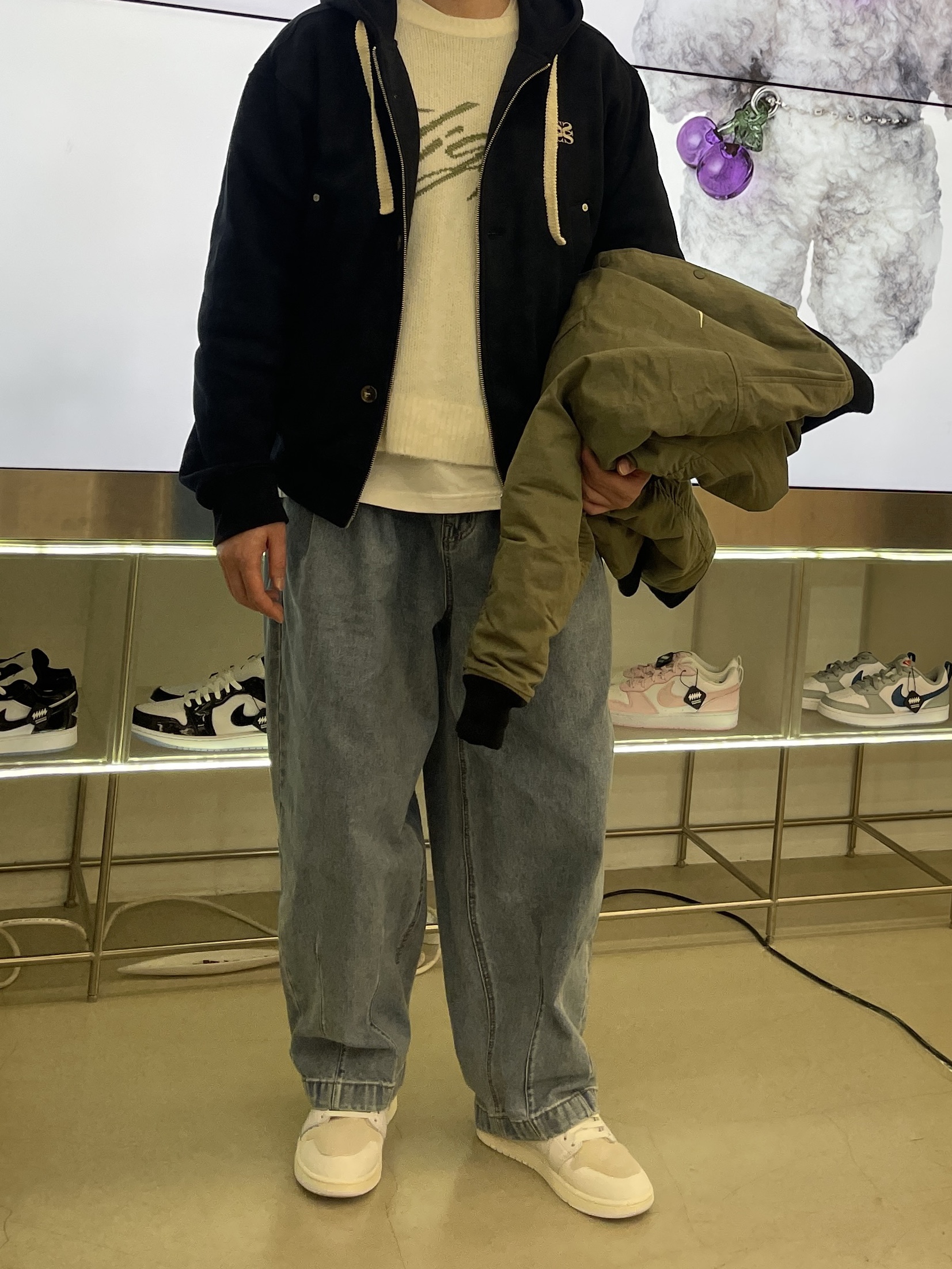 SATUR Lawton Loose Fit Hood Zip-up Caviar Black, Nike x Stussy Reversible Jacket Medium Olive (FJ9153-222) 착용 스타일