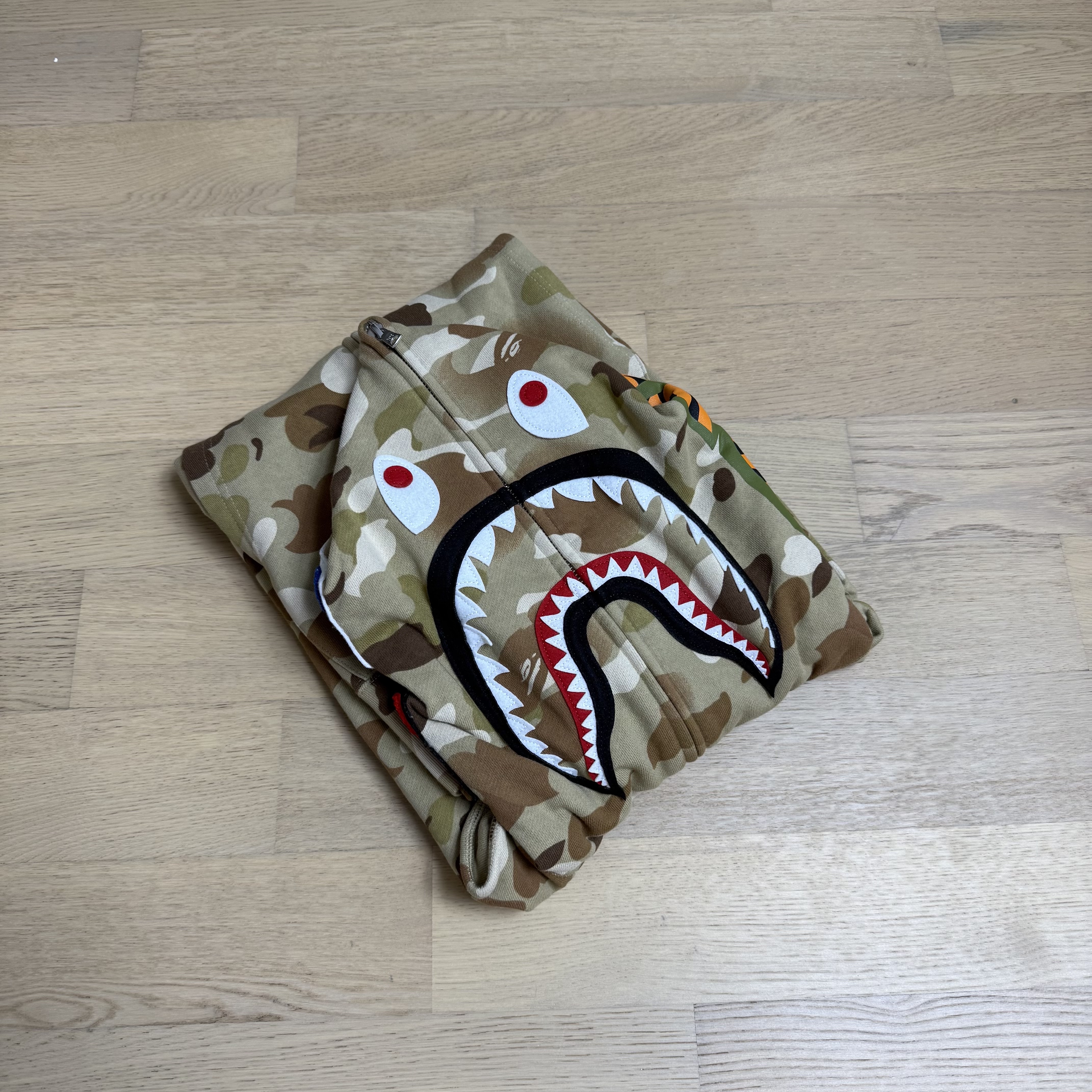 BAPE Gradation Camo Shark Full Zip Hoodie Beige 착용 스타일 - 3