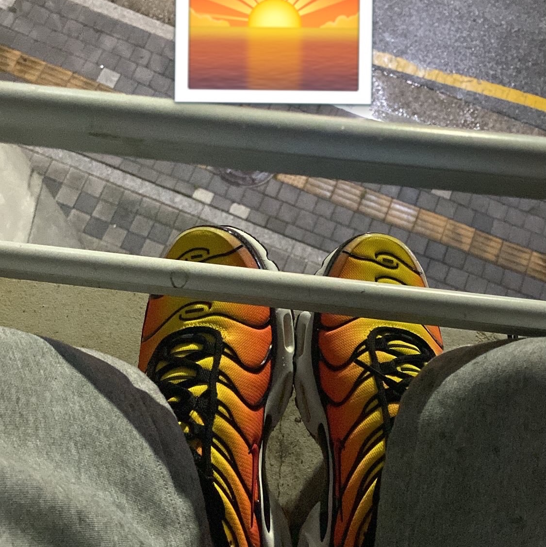 Nike Air Max Plus Bright Ceramic and Tour Yellow 착용 스타일