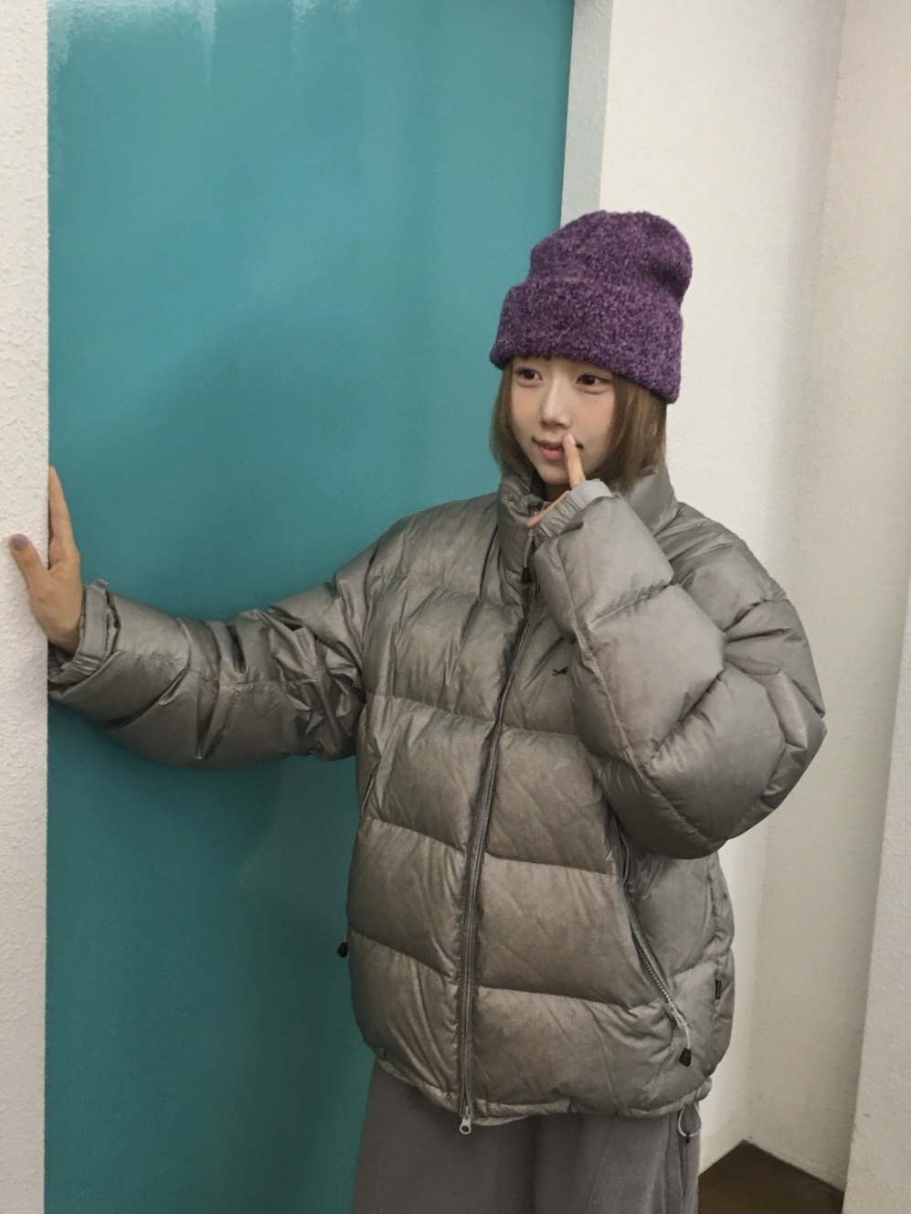 YESEYESEE 5B Fond Down Jacket Light Grey, YESEYESEE Y.E.S Pocket Washed Sweatpants Dark Grey 착용 스타일 - 3