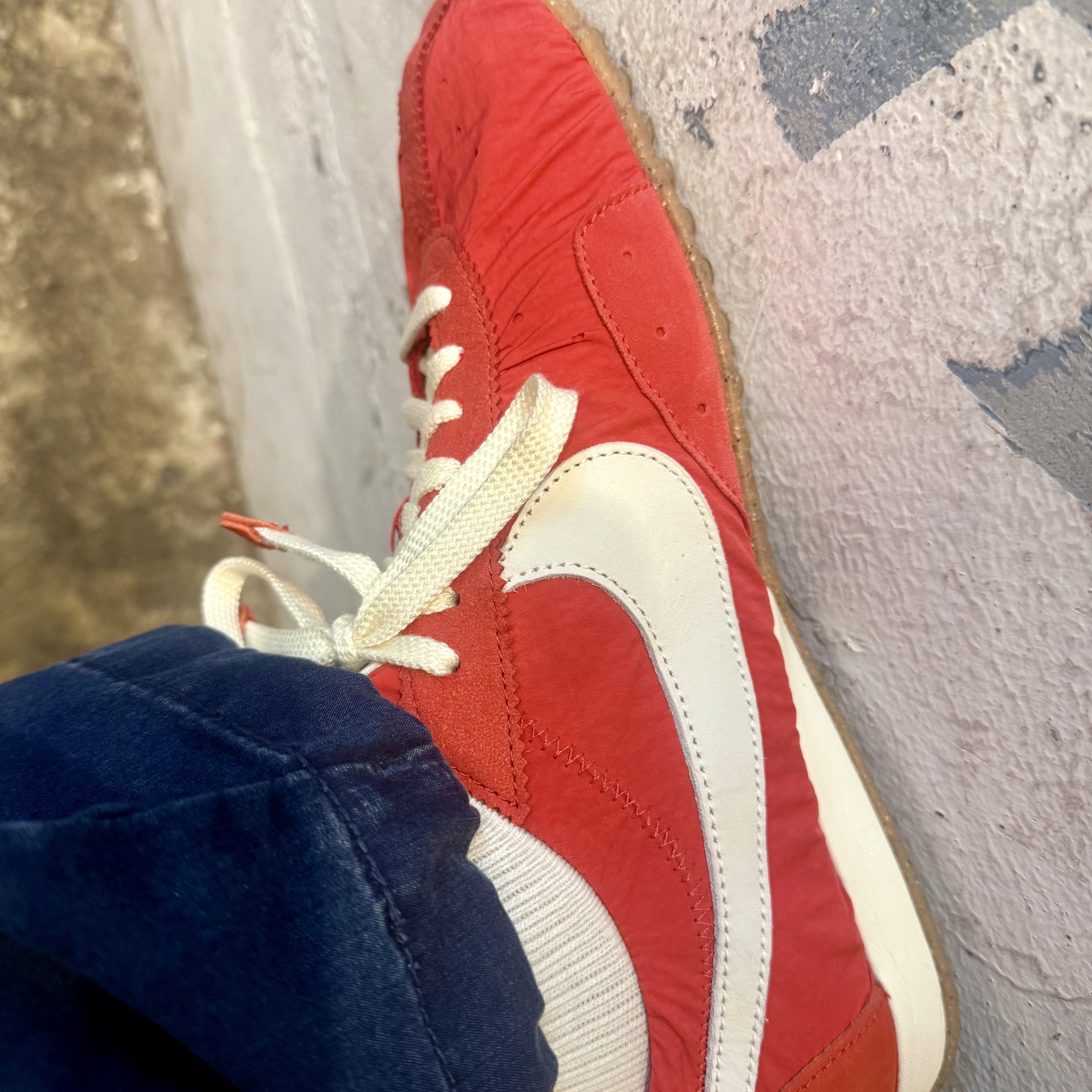 Alex Zono I Dig Running Trucker Hat OG Brown, Nike x Jacquemus Moon Shoe SP University Red and Bicycle Yellow 착용 스타일 - 2