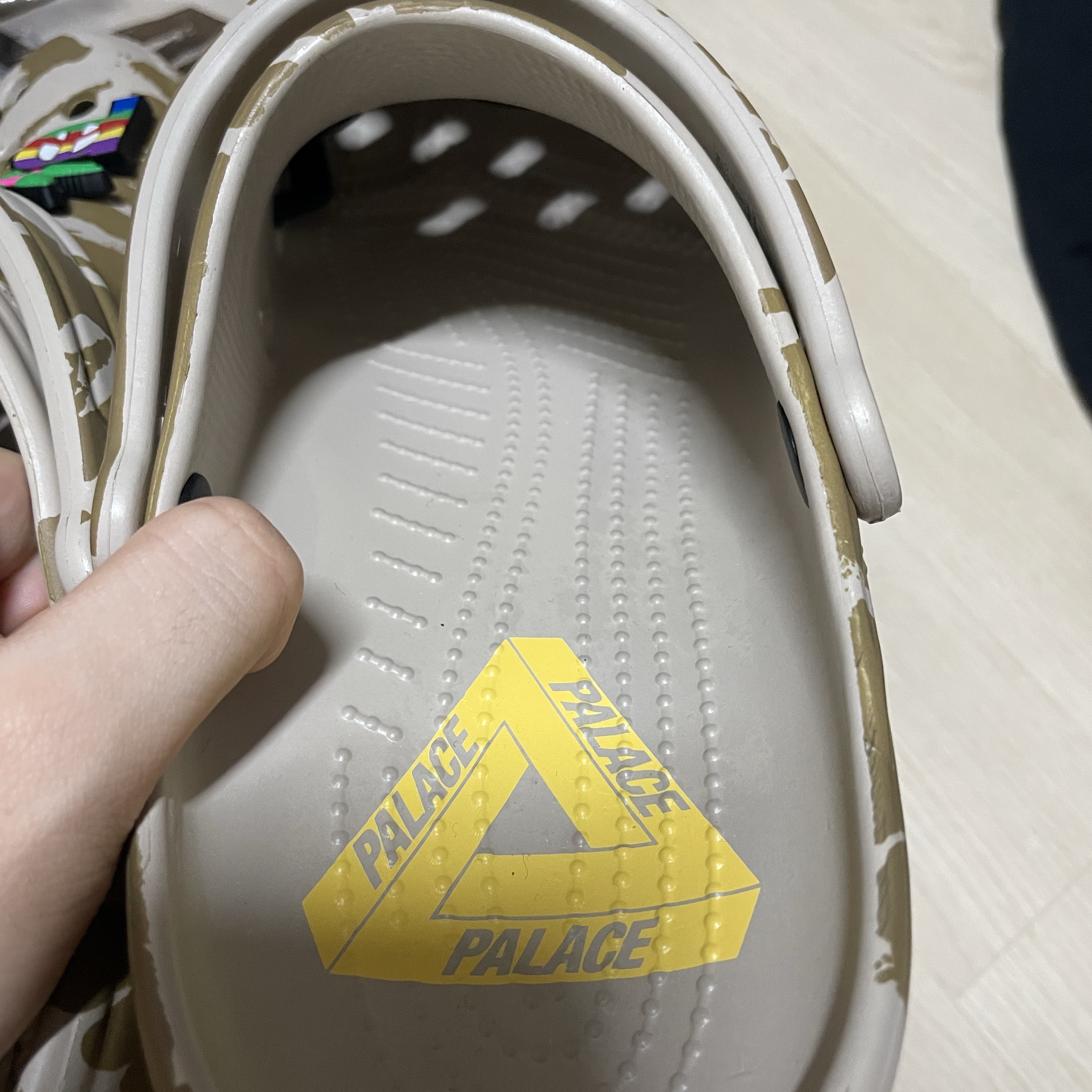Crocs x Palace Clog Camo 착용 스타일 - 3