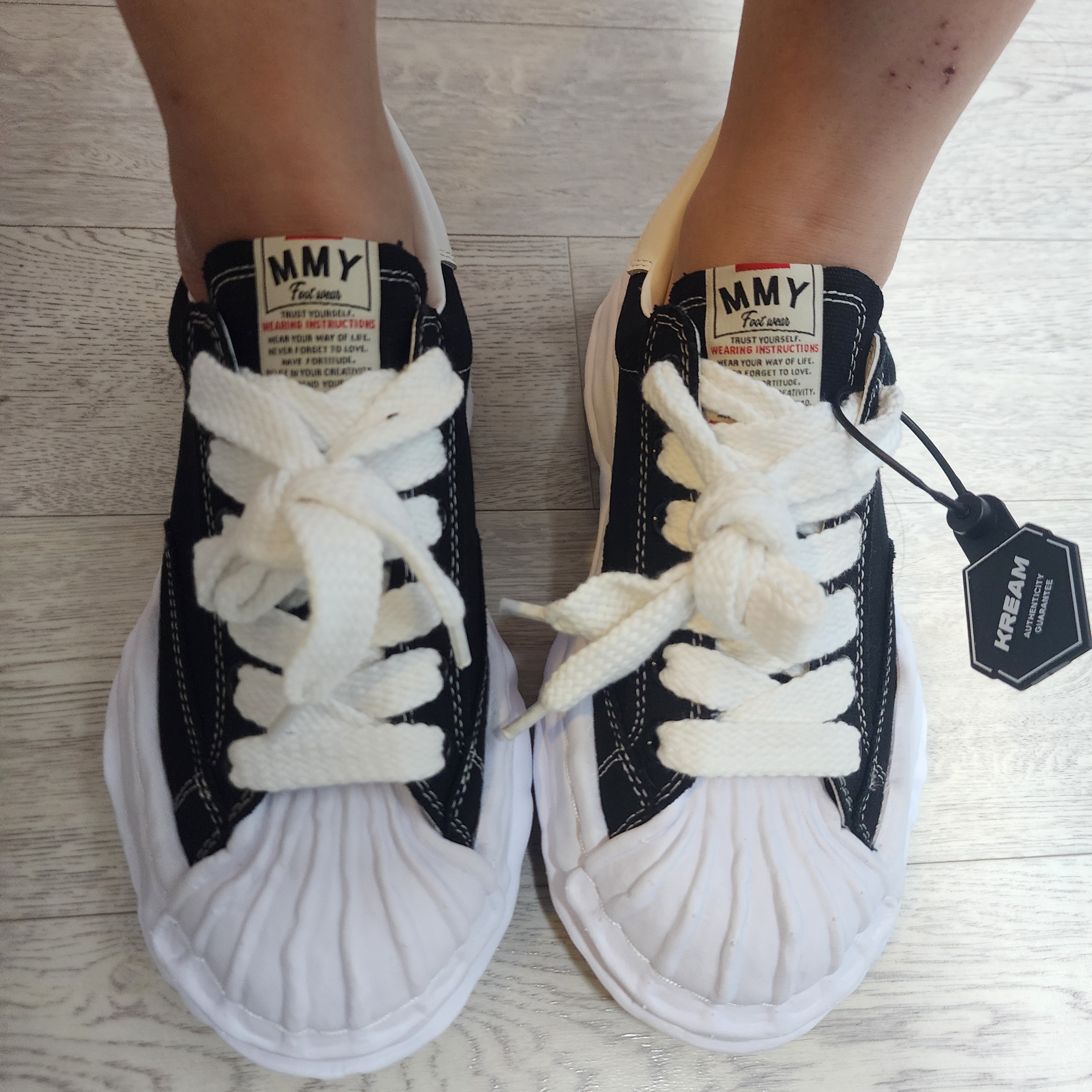 Maison Mihara Yasuhiro Blakey OG Sole Canvas Low-top Sneakers Black White 착용 스타일 - 2