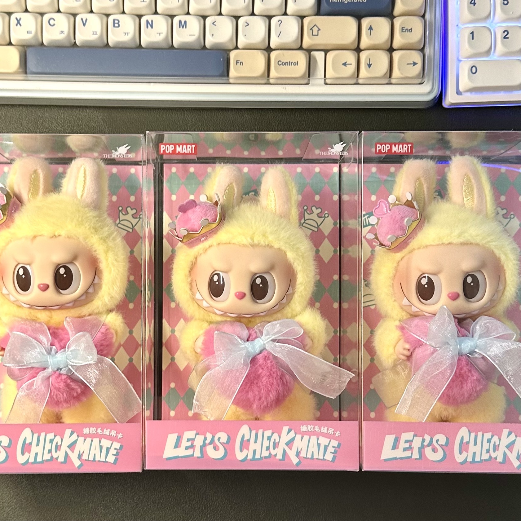 Pop Mart The Monsters Checkmate Series Plush Keyring 착용 스타일