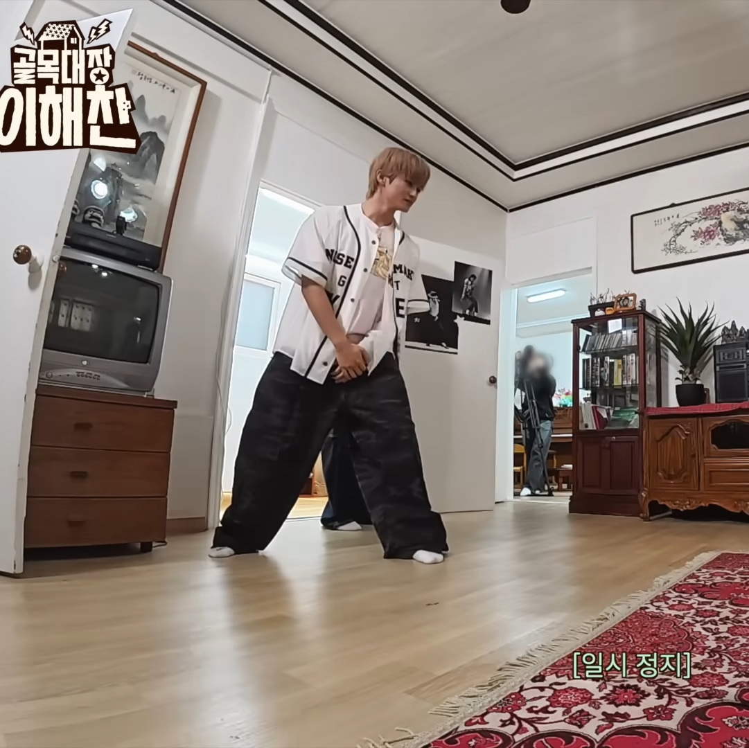 Undermycar Mu.53 Anti Fxxking Logo Play Big Cargo Rip-Camo Pants Camo Gray 착용 스타일
