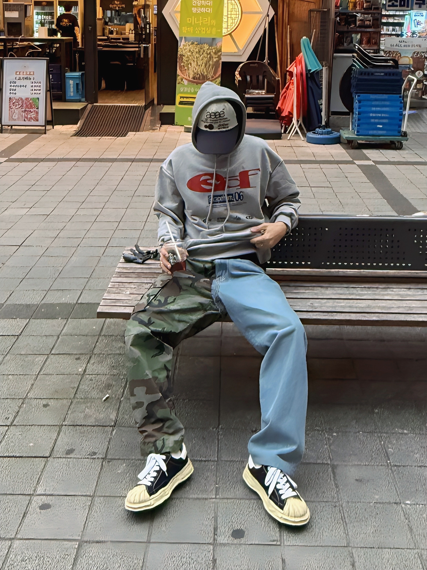 AEAE Web Logo 5 Pannel Ball Cap Navy & Ivory, Maison Mihara Yasuhiro Blakey VL OG Sole Canvas Low-top Sneakers Black 착용 스타일
