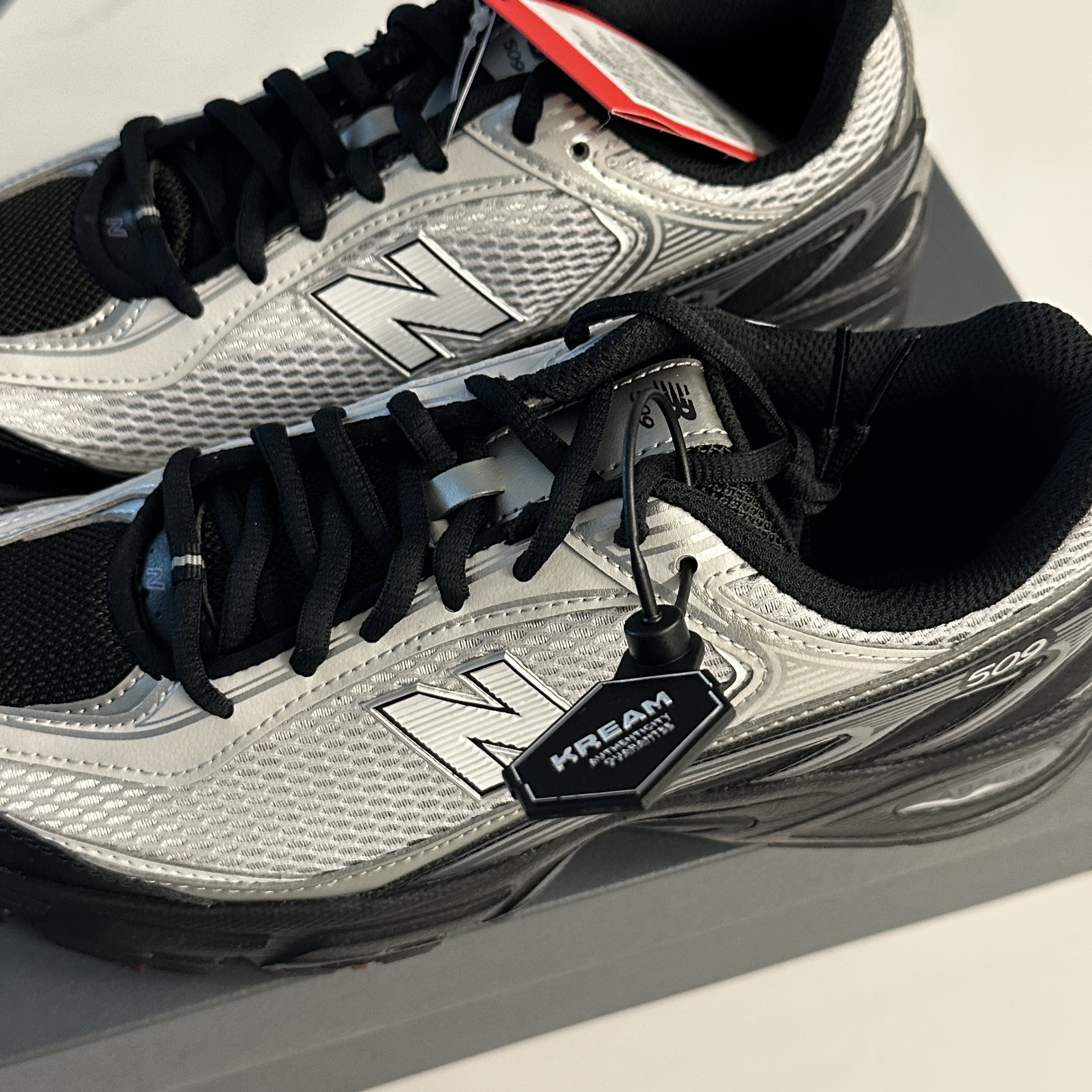 New Balance 509 Black Gray 착용 스타일 - 1