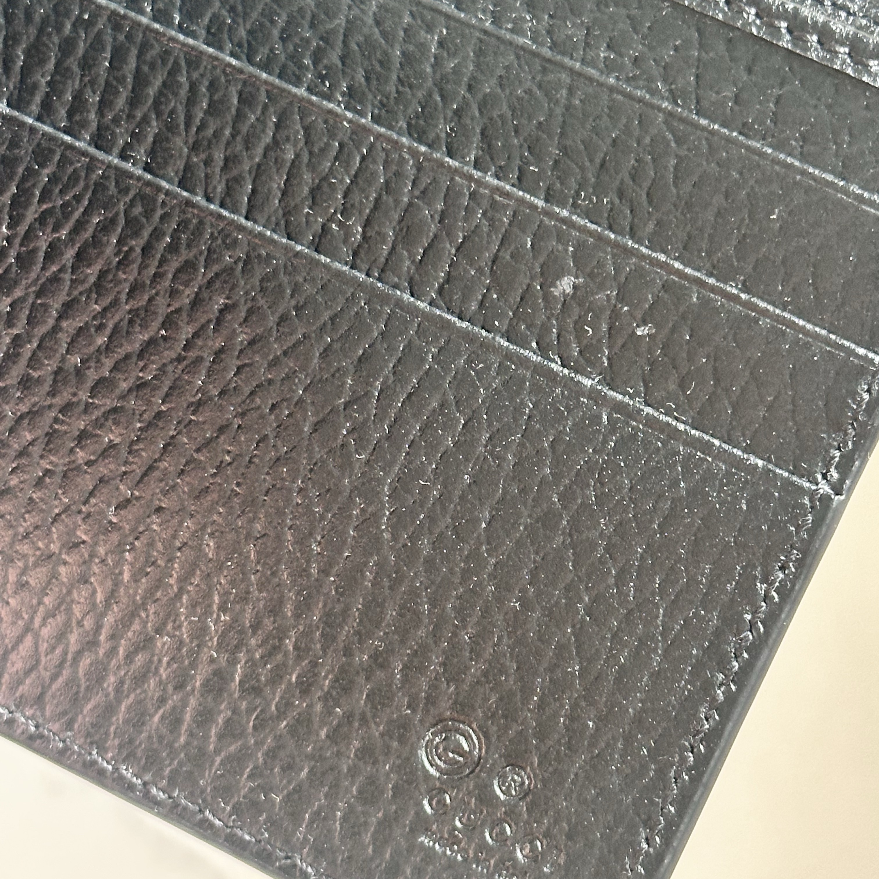 Gucci GG Interlocking Bi-Fold Wallet Black 착용 스타일 - 2