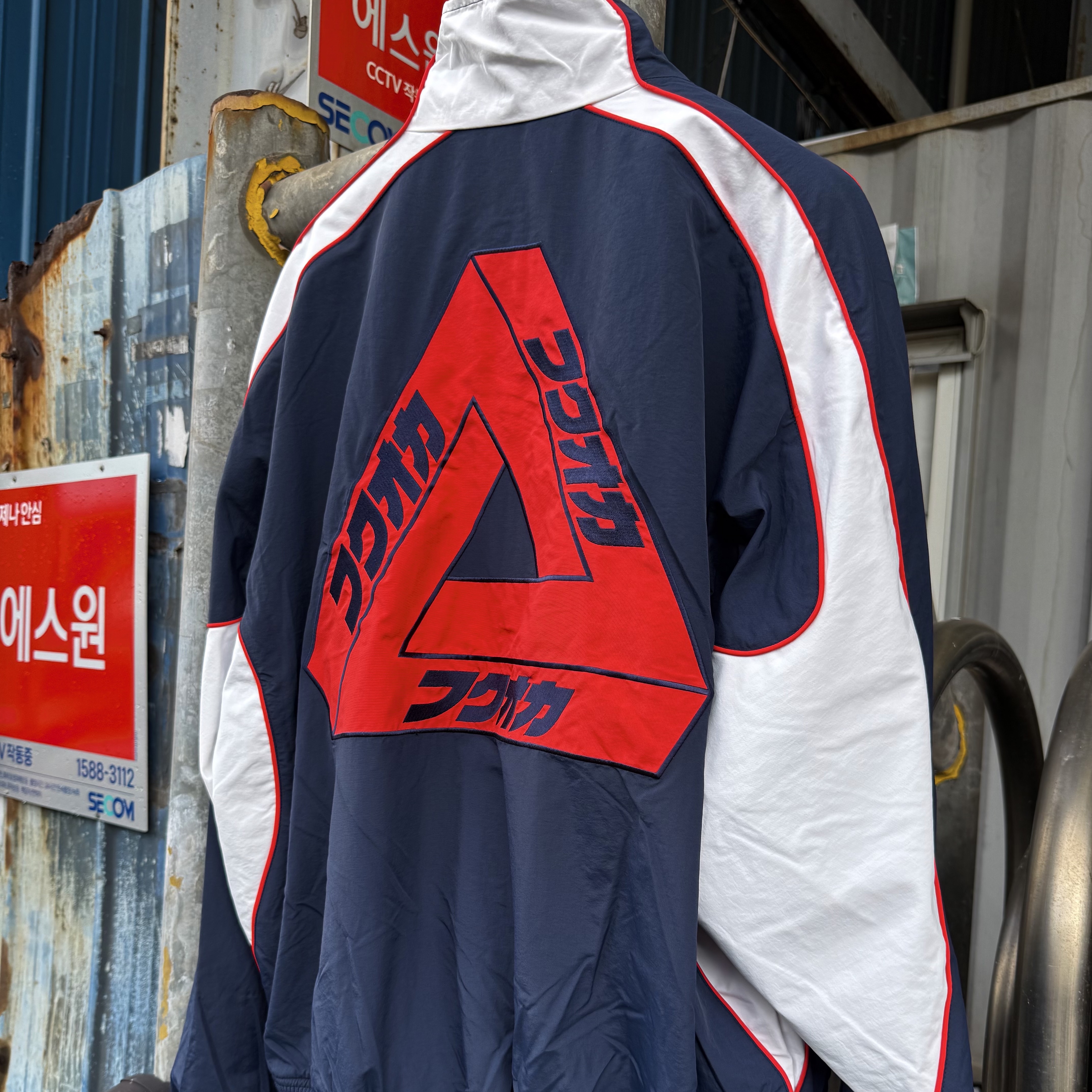Palace Fukuoka Track Jacket Navy - 25FW, Nike x Jacquemus Moon Shoe SP University Red and Bicycle Yellow 착용 스타일 - 3